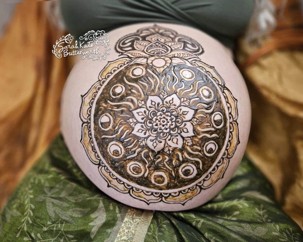 #4thpregnancy #lotusflowers #moonphases #pregnantlife #pregnantbelly #uniquehenna #pregnancyhenna #maternityhenna #bellybump #prenatal #bellyblessing #pregnancyart