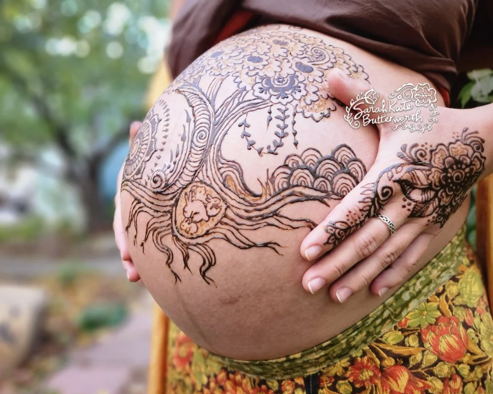 #PregnancyArt #BumpPainting #MaternityArt #BodyPainting #NatureInspiredArt #TreeOfLife #MandalaArt #AutumnVibes #BoulderArt #ExpectingMama #bunnies #appletree #coloradomamas #adornment #boulderhenna