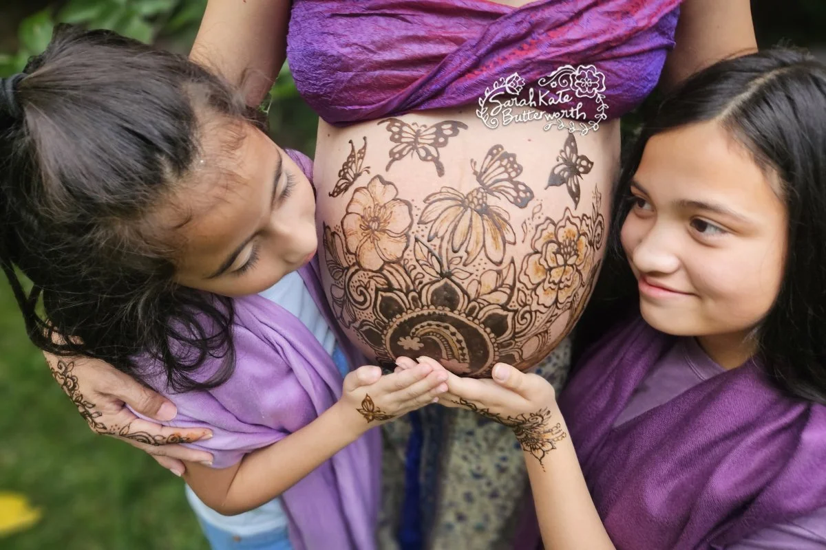 #daughters #maternallove #motherdaughter #adornment #uniquehennadesign #allnaturalhenna #pregnantbelly #uniquehenna #maternityhenna #bellybump #bellyblessing #hennabellyblessing #rainbowbaby