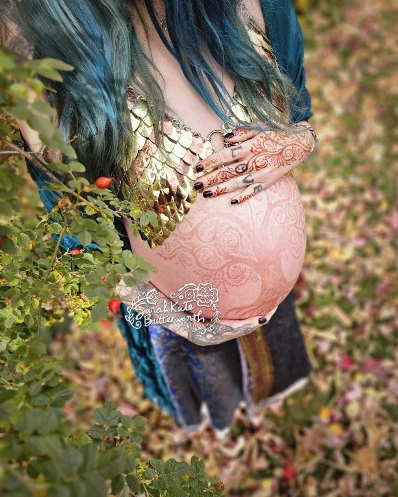 #MermaidVibes #HandmadeWithLove #ChainmailArt #PregnancyGlow #ExpectantMama #ArtisticMom #MetalAndMagic  #firsttimemama  #naturalhenna #hennastain #bellyhenna #maternitymehndi #soontobeborn