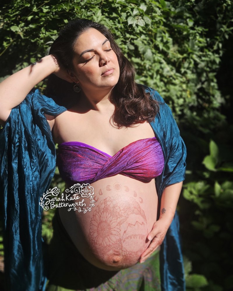 #hennabelly #prenatalhenna #adorn #hennaart #hennatattoo #bodyart #hennaflowers #naturalhenna #naturalhennastain #pregnancyart #celebratewithhenna #hennatattoo #hennastain