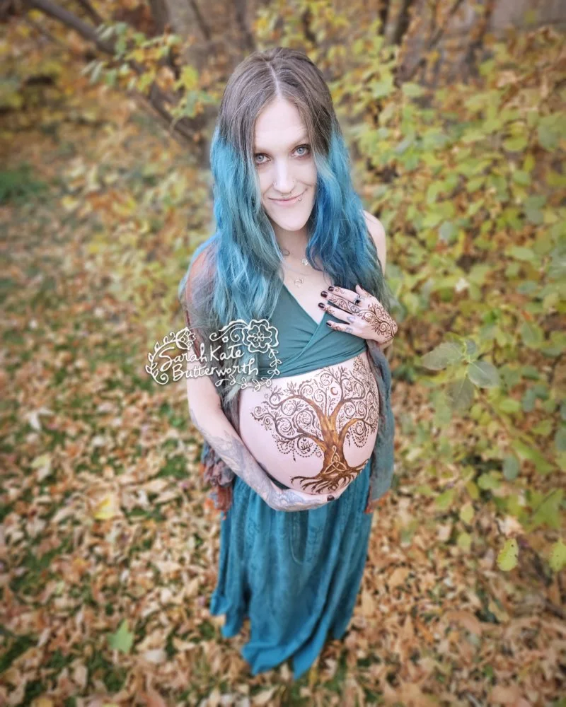 #AutumnBliss #PregnancyGlow #HennaAndNature #HennaTreeOfLife #MapleMagic #FallVibes #hennabelly #adornment #mothertobe #thirdtrimester #motherson