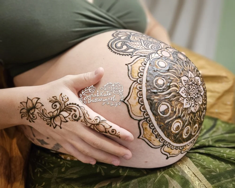 #4thpregnancy #lotusflowers #moonphases #pregnantlife #pregnantbelly #uniquehenna #pregnancyhenna #maternityhenna #bellybump #prenatal #bellyblessing #pregnancyart