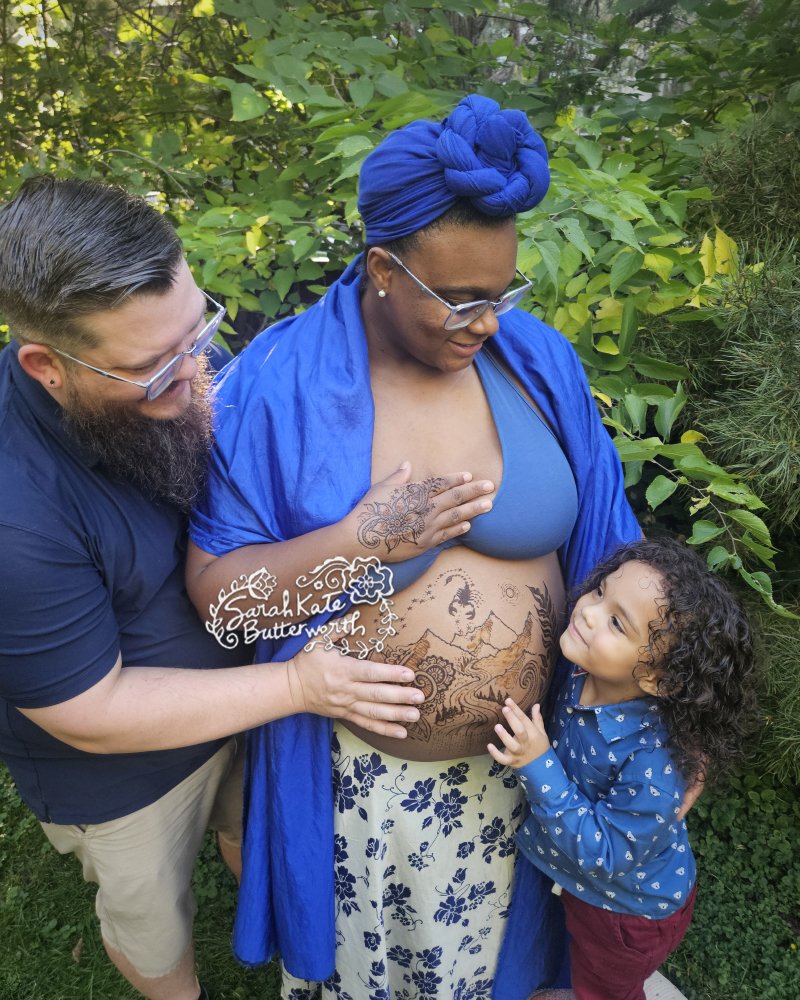 #MaternityPhotography #PregnancyPhotoshoot #FamilyPhotography #MomLife #pregnancyhenna #maternityhenna #bellybump #prenatal #mamacelebration #honoringmothers #maternityart #bellyart #freehand