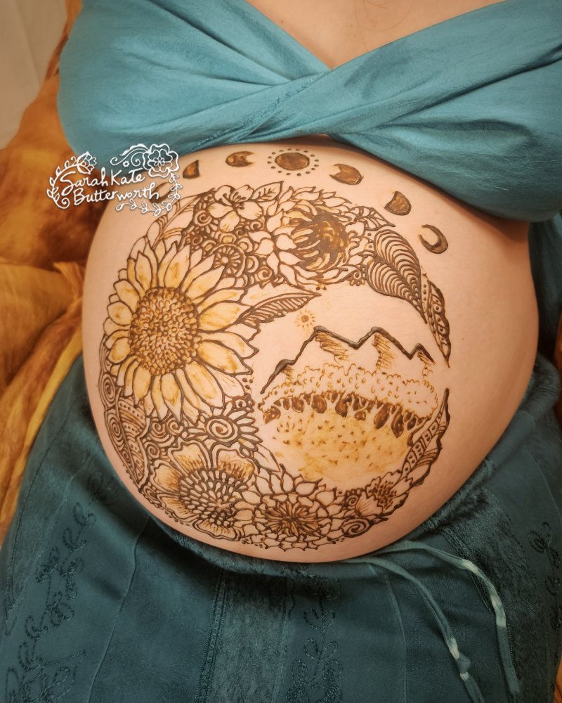 #sunflowers #ColoradoNative #coloradomamas #moon #moonphases #mountains #bellyhenna #coloradohenna #pregnancyart  #adornment #uniquehennadesign #mothertobe