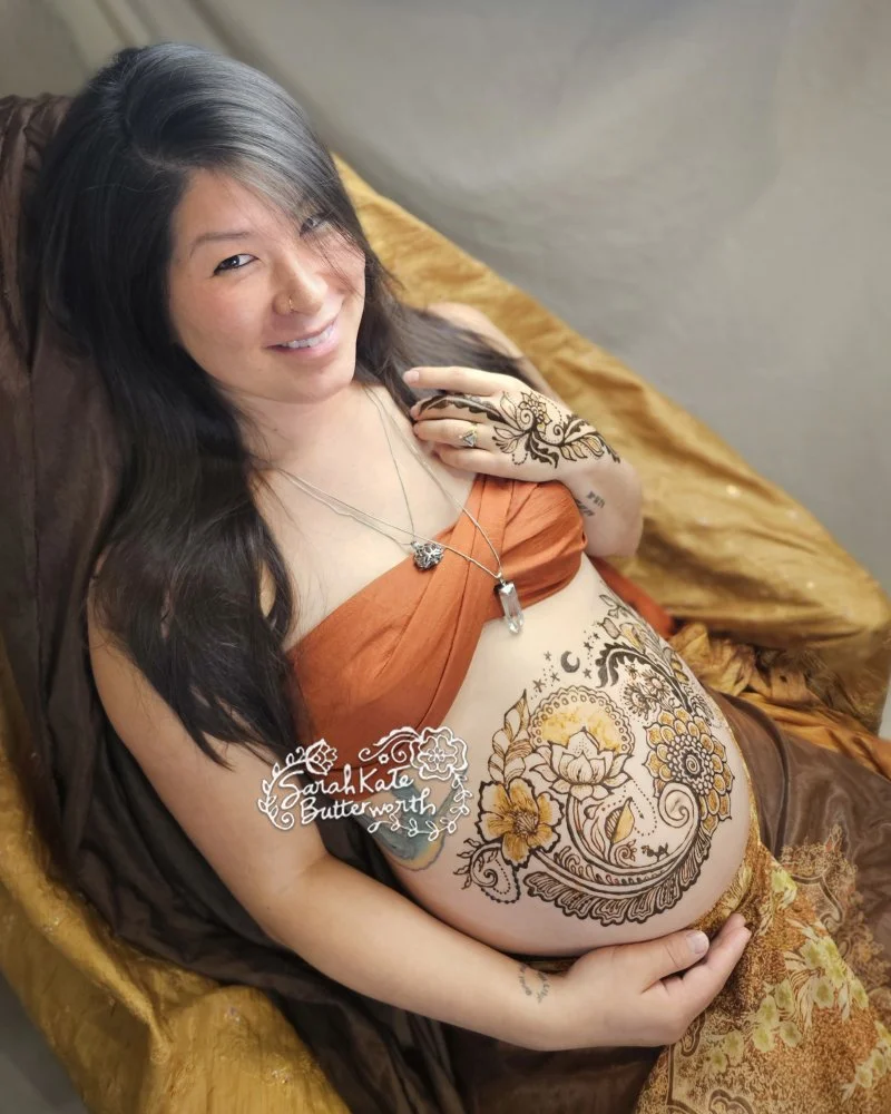 #FirstTimeMama #BellyArt #HennaBlessing #MaternityArt #ExpectingMom #MamaToBe #DocumentingPregnancy #BoulderHenna #ColoradoHenna #hennabelly #allnaturalhenna  #MarktheMoments