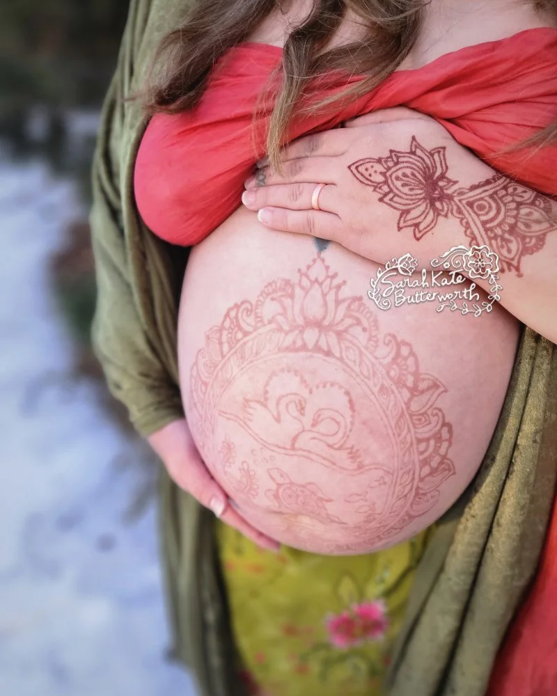 #newparents #parenthood #celebratelife #naturalhennastain #celebratewithhenna #hennatattoo #hennastain #soontobeborn #boulderart #bouldermamas #coloradomamas