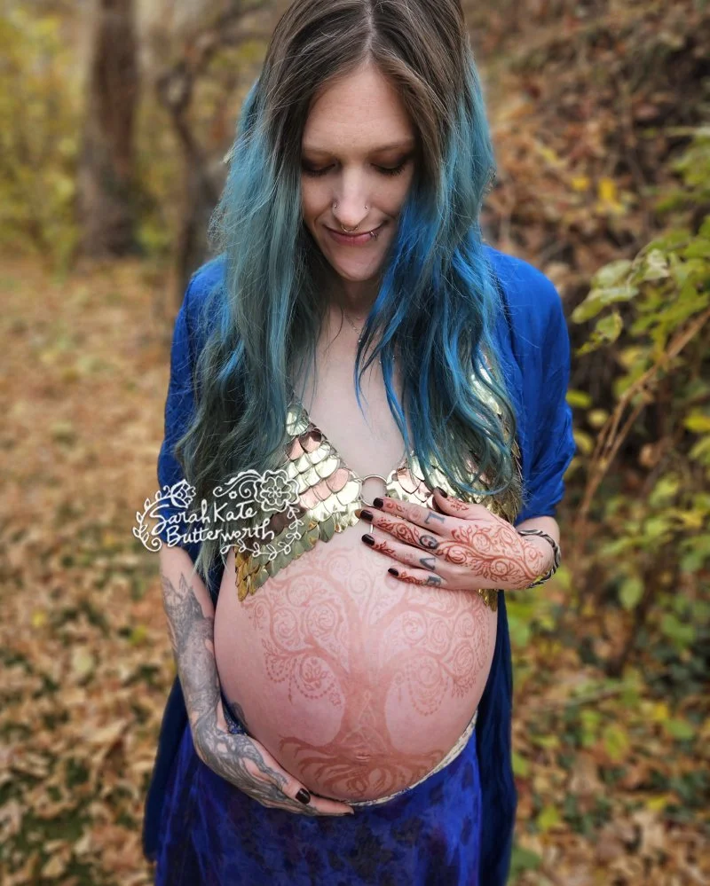#MermaidVibes #HandmadeWithLove #ChainmailArt #PregnancyGlow #ExpectantMama #ArtisticMom #MetalAndMagic  #firsttimemama  #naturalhenna #hennastain #bellyhenna #maternitymehndi #soontobeborn