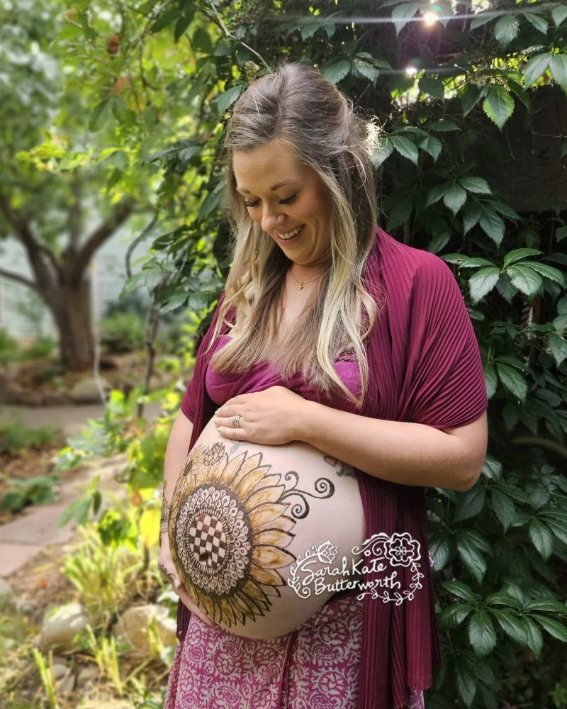 #hennabellly #prenatalhenna #adorn #baby #hennaart #art #hennatattoo #bodyart #floralhenna #hennaflowers #naturalhenna #sunflowerhenna #pregnancyhenna  #flowerchild #boulderhenna