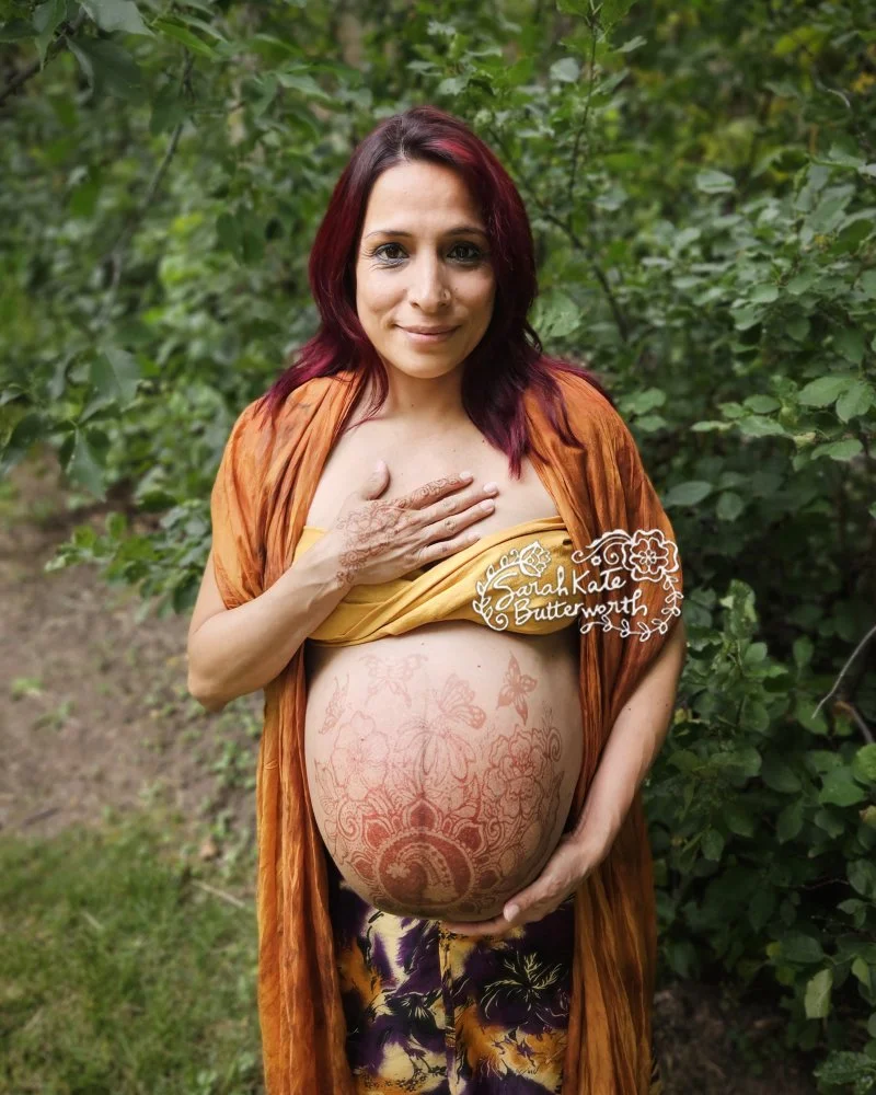 #bellyhenna #customdesign #inspirepregnancy #expectingmom #babybump #hennaflow #modernhenna #boulderart #boulderhennaartist #healingdoodles #hennaflowers #naturalhennastain #celebratewithhenna