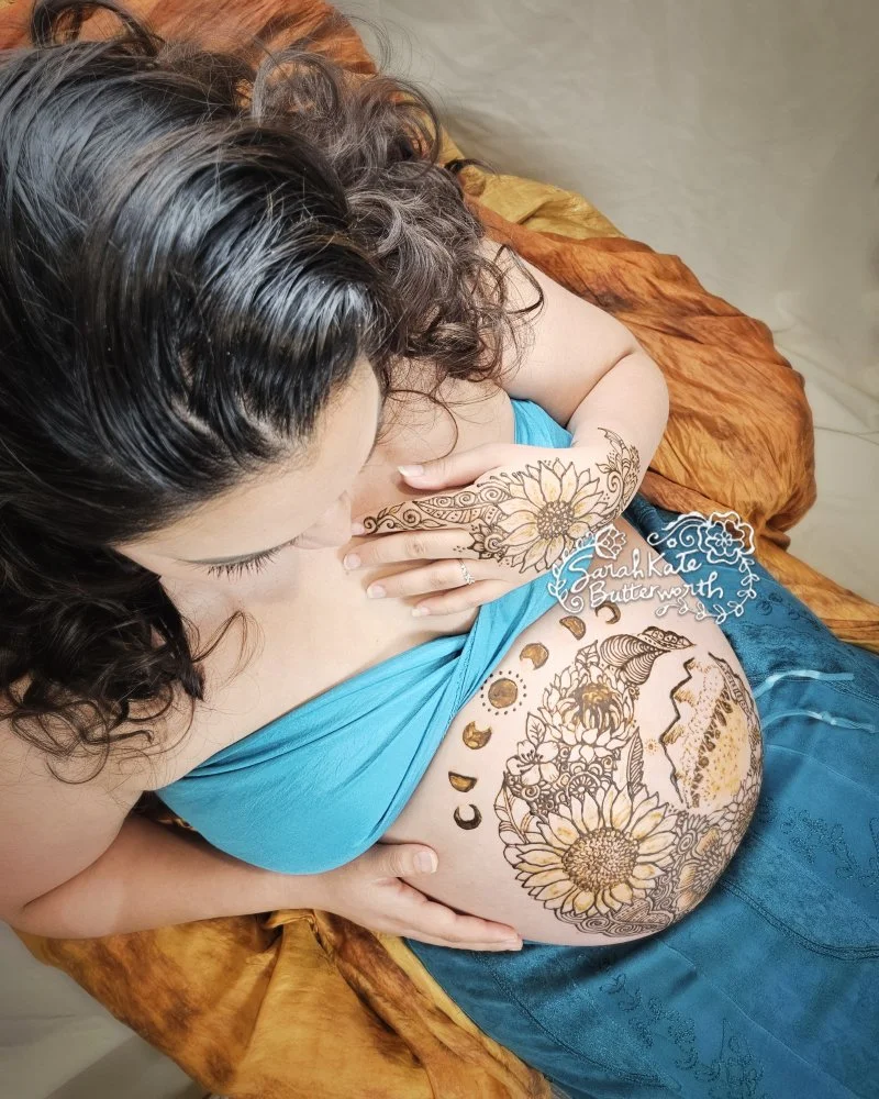 #sunflowers #ColoradoNative #coloradomamas #moon #moonphases #mountains #bellyhenna #coloradohenna #pregnancyart  #adornment #uniquehennadesign #mothertobe