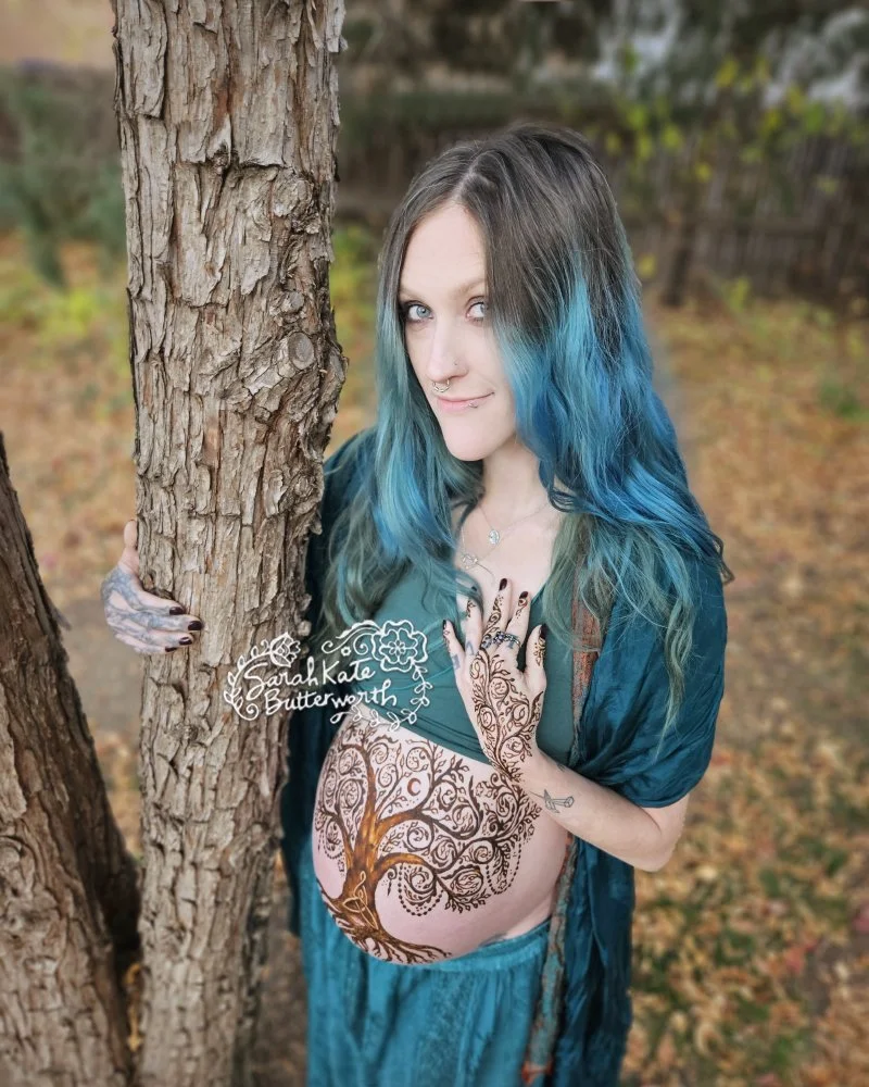 #AutumnBliss #PregnancyGlow #HennaAndNature #HennaTreeOfLife #MapleMagic #FallVibes #hennabelly #adornment #mothertobe #thirdtrimester #motherson