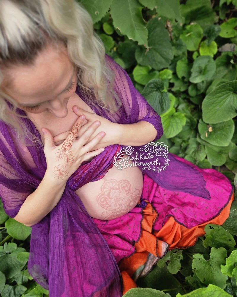 #naturalhennastain #pregnancyart #hennabelly #celebratewithhenna #hennatattoo #hennastain #boulderhenna #bellyblessing #hennabellyblessing #hennastain #mamacelebration