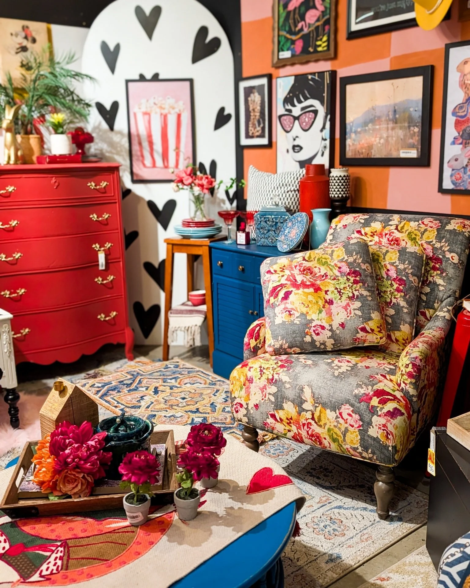 Neutral lovers&hellip; look away. 😌

We&rsquo;re fully embracing dopamine decor right now &mdash; bright, happy, mood-boosting colors that make your home feel like sunshine even when Idaho decides otherwise. Think bold blues, punchy pinks, cheerful 