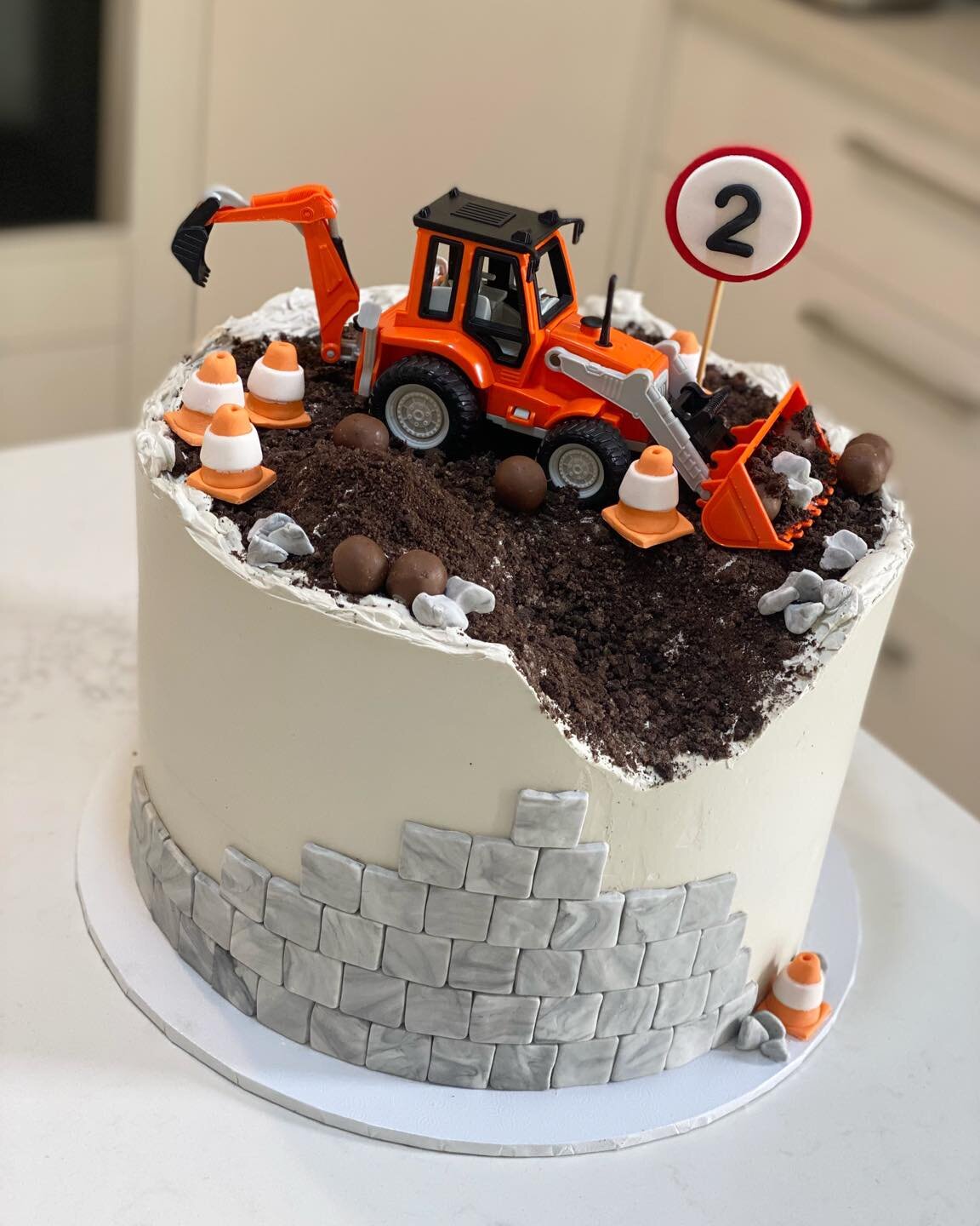 I hope you all DIG this cake as much as I do 😜🚧 the perfect construction cake for those digger obsessed 😍 

#cakesofadelaide #adelaidecakes #constructioncake #diggercake #diggercakeadelaide #adelaideweddingcakes #weddingcakesadelaide
