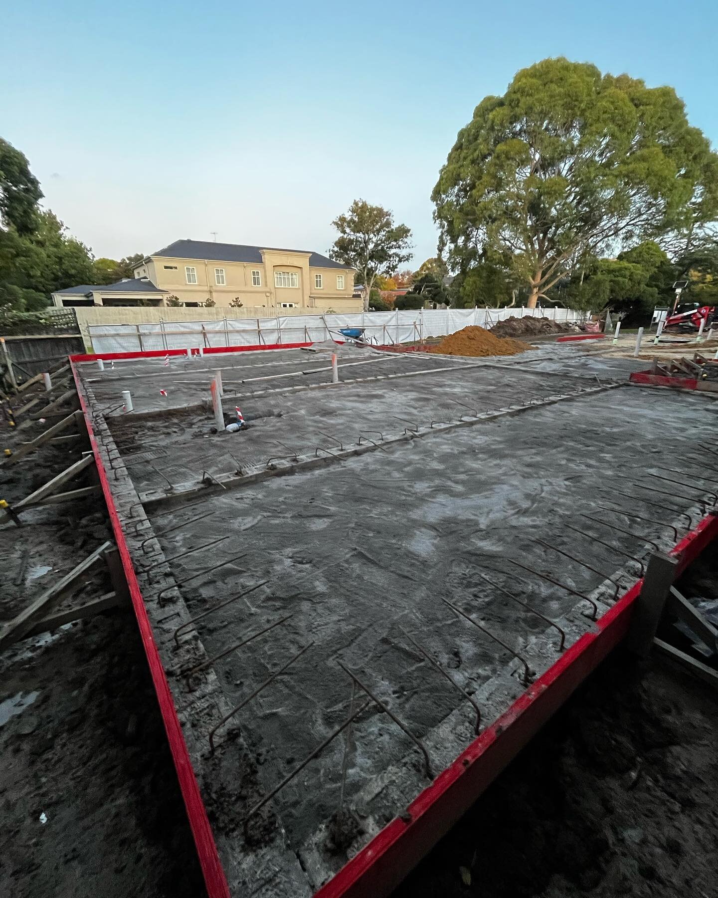 Welcome to autumn in Melbourne! 

The team battled through some pretty average weather this week as we work towards a concrete pour at our #sipspassivehouse in Balwyn North with @gruen_eco_design 

We decided to sprinkle some fairy dust aka crusher d