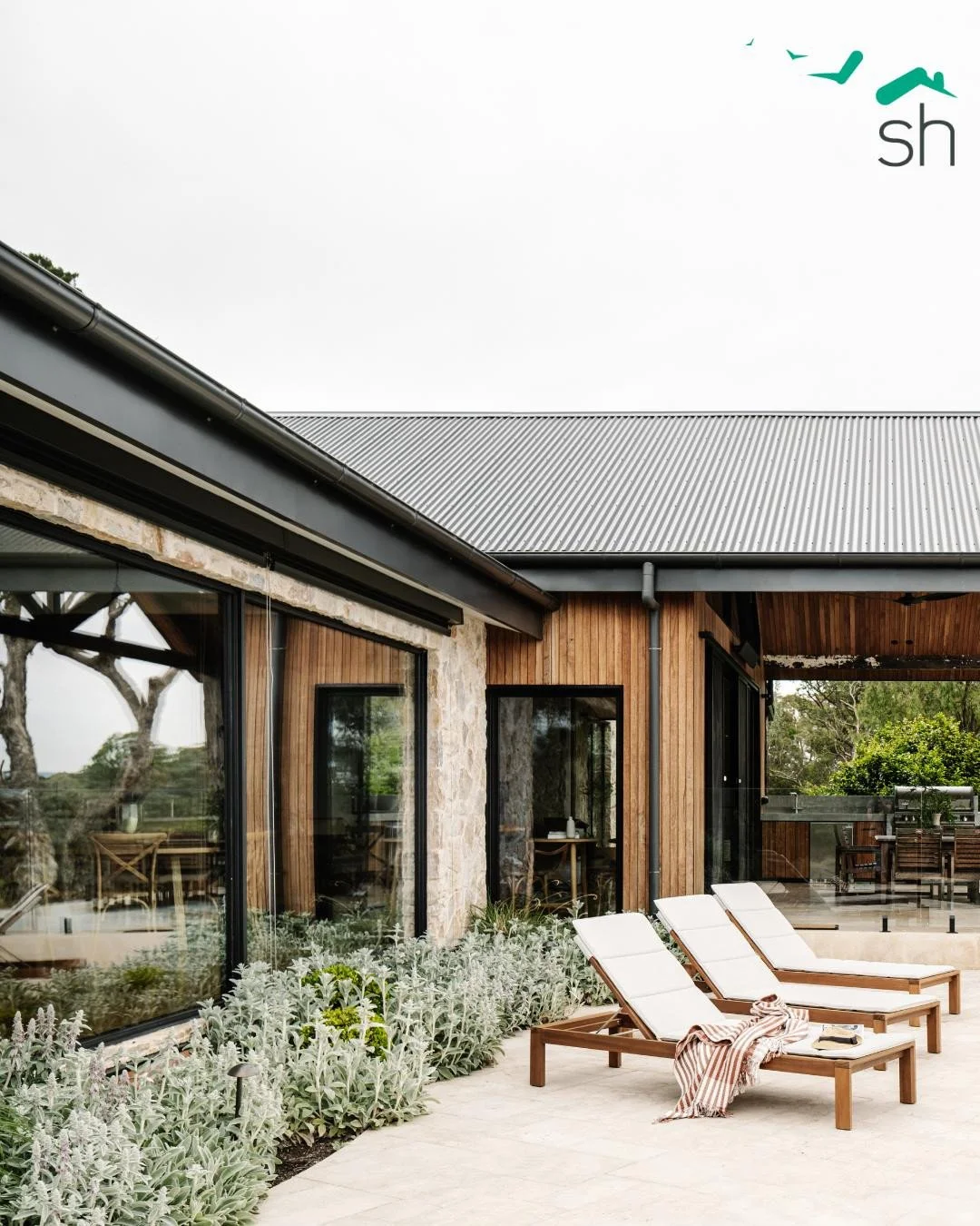 Some homes feel new, and others feel like they&rsquo;ve lived a life already.⁠
⁠
This Kangaroo Ground home does both. Recycled timbers run through the alfresco spaces, each piece carrying its own history.⁠
⁠
What we love most about this project isn&r