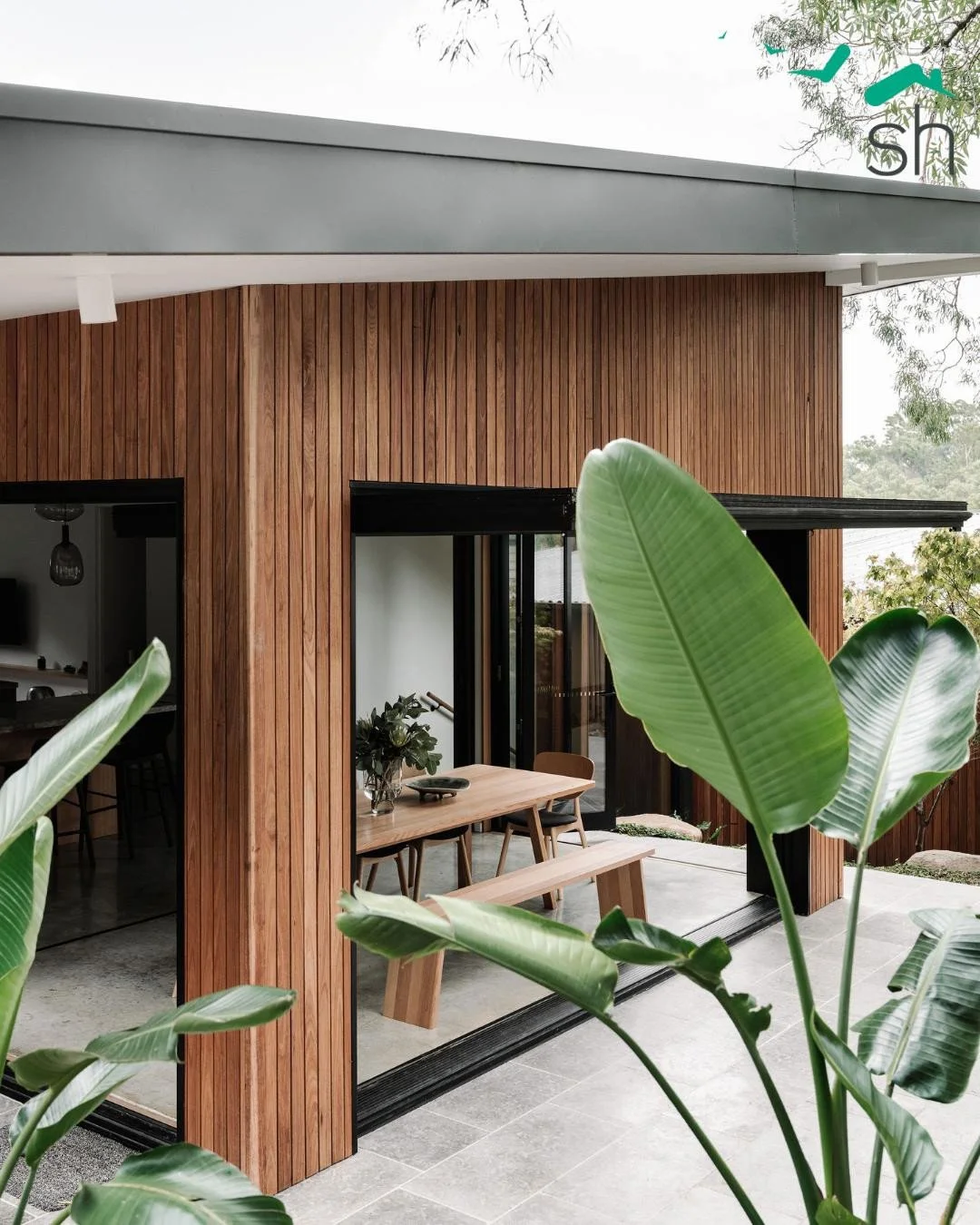Taking a look back at our project in Yarra. 🌿⁠
⁠
On one side, you&rsquo;re looking from the outside in, watching how the home literally opens up to let the fresh air and greenery flow straight into the living space.⁠
⁠
Then you step inside, and the 