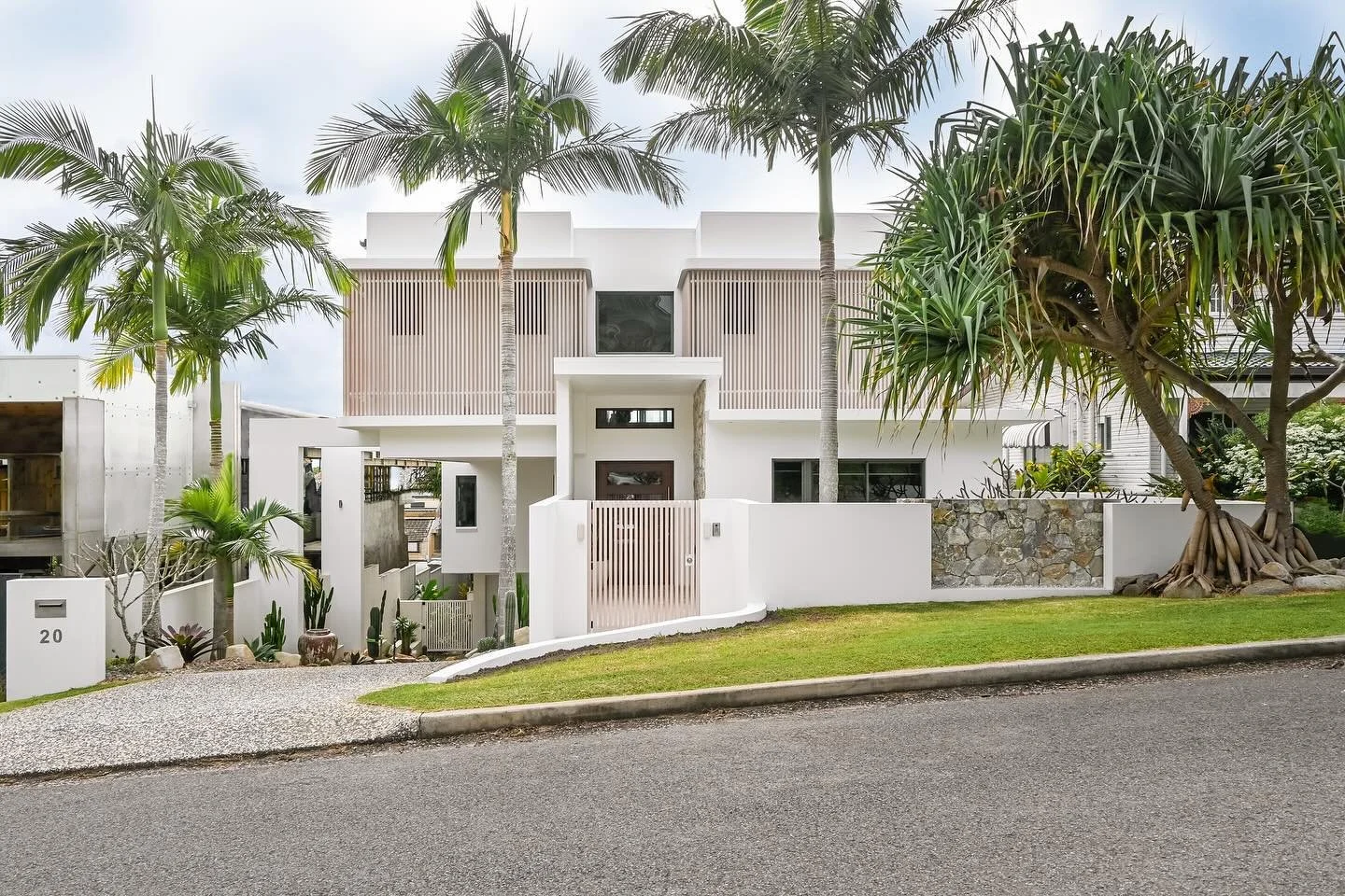 Before-and-after transformation of this eye-catching facade that&rsquo;s provided an impressive update for this home in Alexandra Headland. 

Design &amp; 3D Visuals: @huttbuildingdesign 
Builder @mintdesignhomes

#renovation #exteriordesign #buildin
