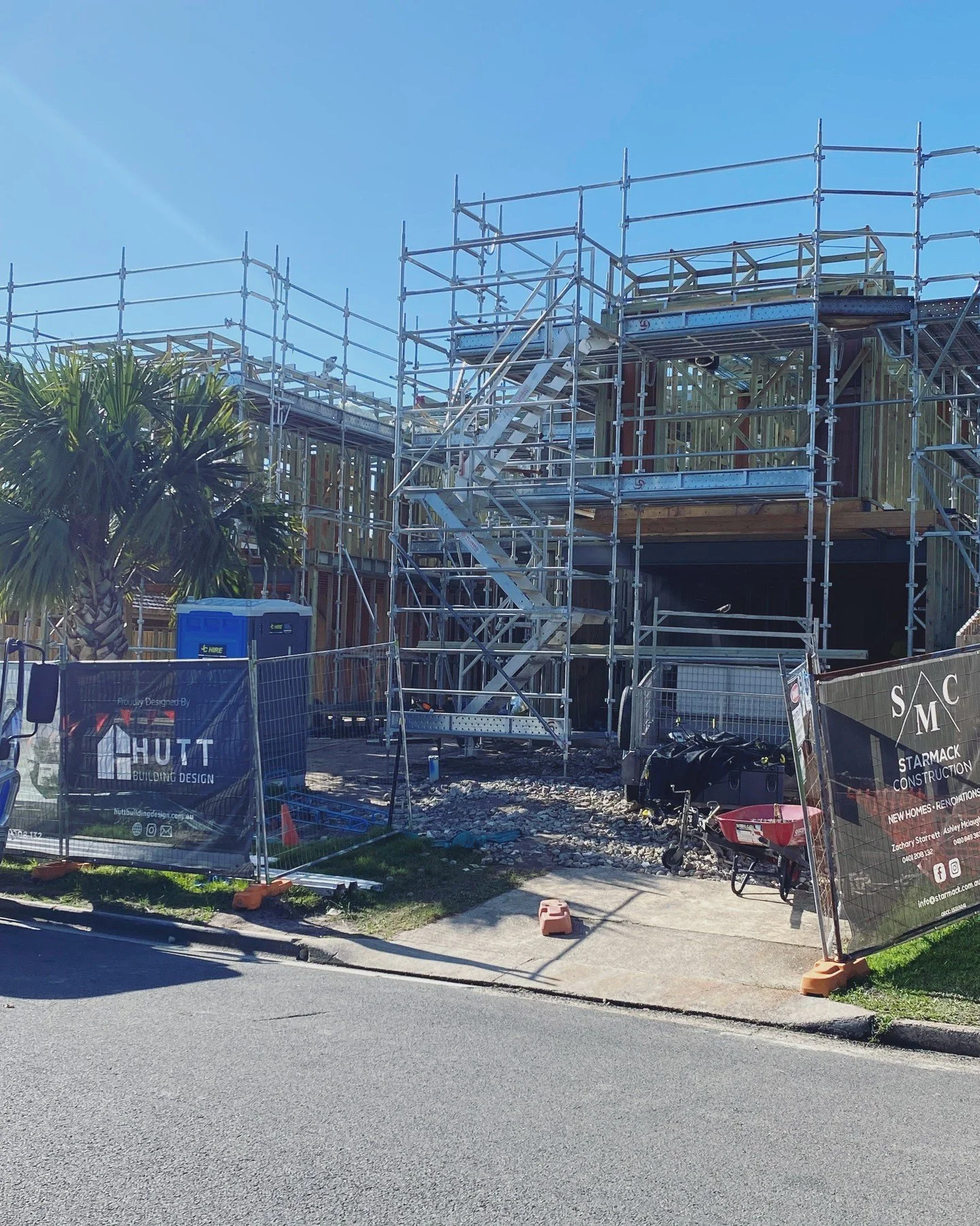 Had a great morning stopping in on-site to see the progress on our duplex design currently under construction in Alex Heads. 

Builder: @starmack_construction 
Building Designer: @huttbuildingdesign