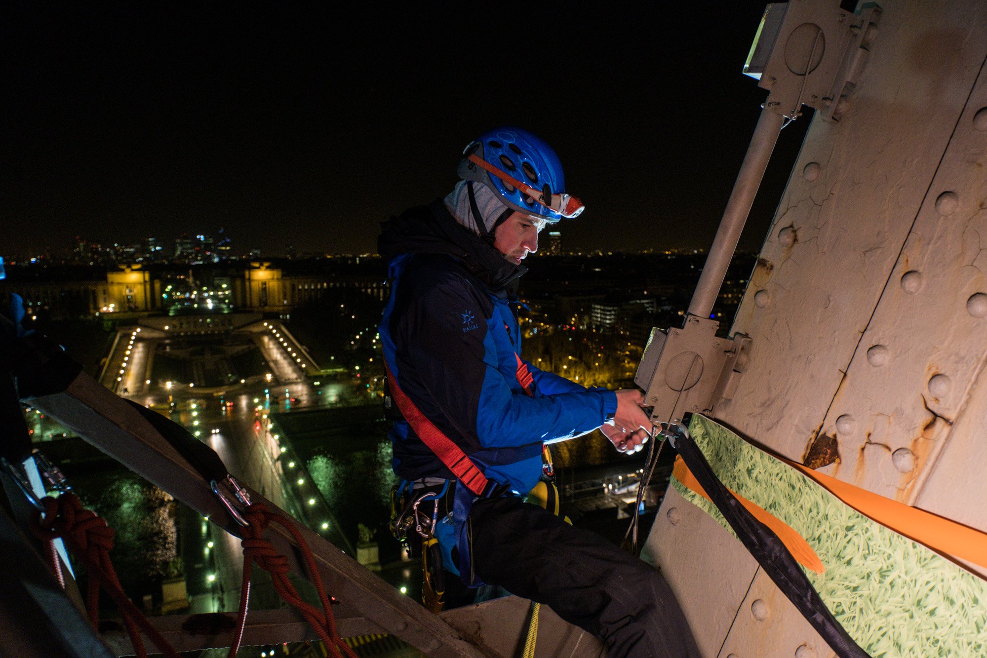 France - Extreme sports - Slackline - world recorld in Paris for