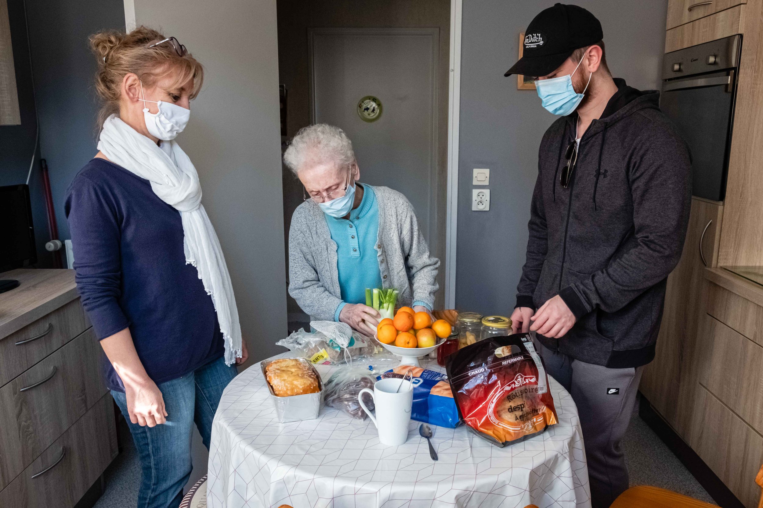  Chazay d'Azergues (France), le 14 novembre 2020. Marie-Anne  âgée de 83 ans vit seule depuis le décès de son mari en 2015. Sa fille et son petit-fils lui apportent quelques provisions pour la semaine. 