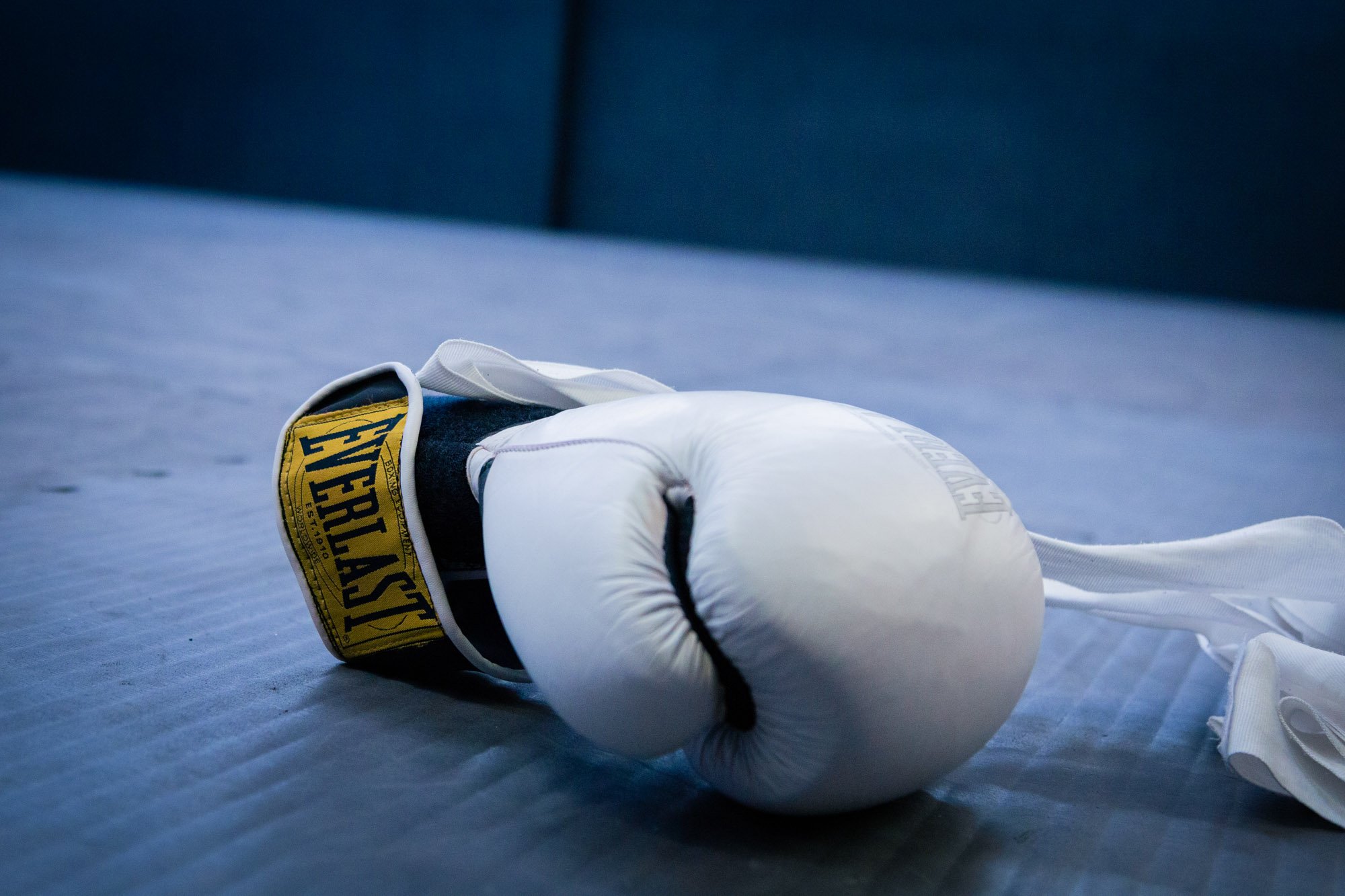 Gant de boxe blanc dans le club de MMA Prana Family. Montpellier