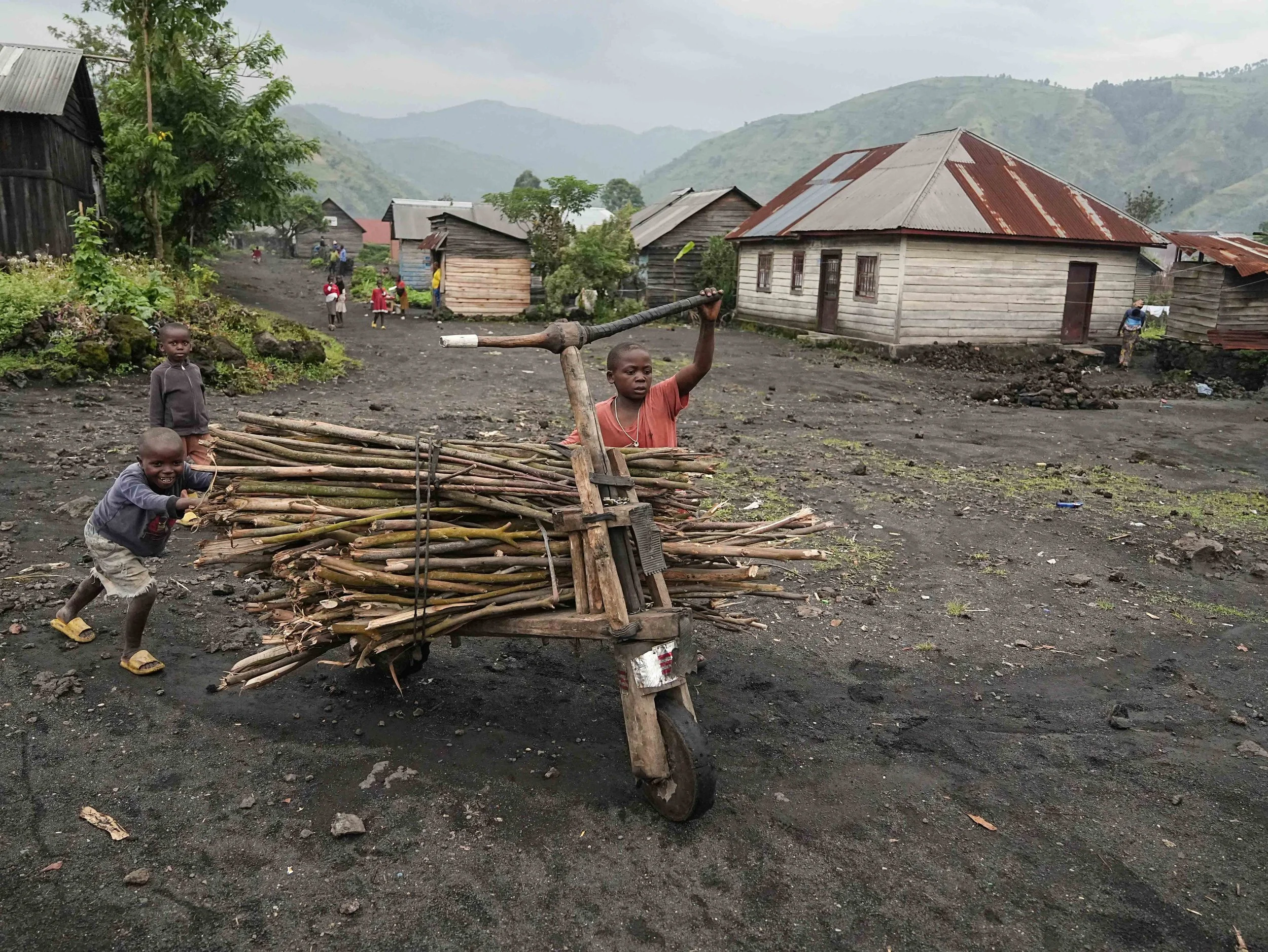 SLAM - 2 A Sake, de nombreuses familles vivent dans une pauvreté extrême. Les enfants travaillent pour subvenir aux besoins de la communauté.JPG