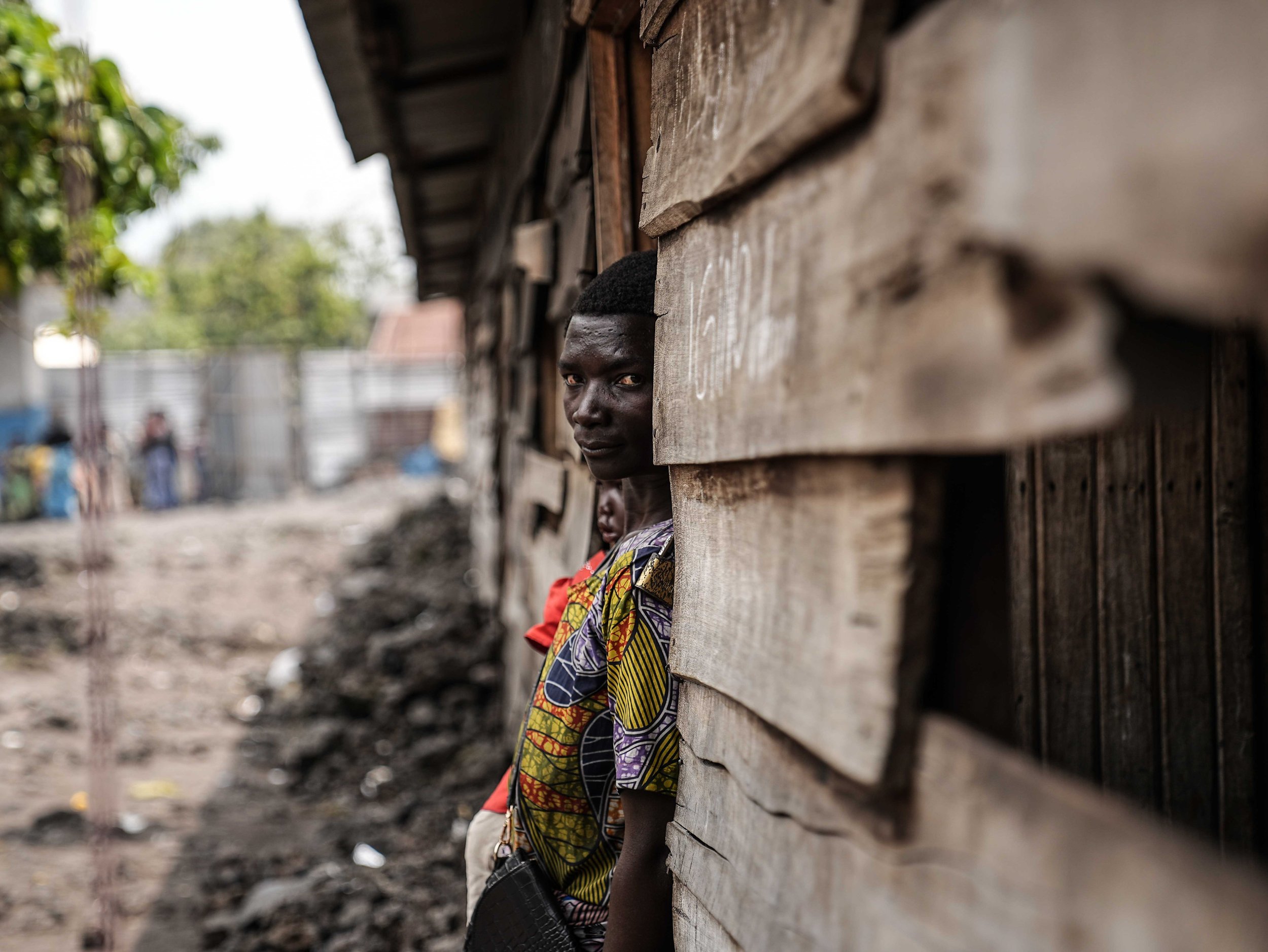 VEUVES - 11 Si certaines femmes décrochent parfois un petit contrat pour faire du ménage, d_autres sont contraintes de se prostituer.JPG