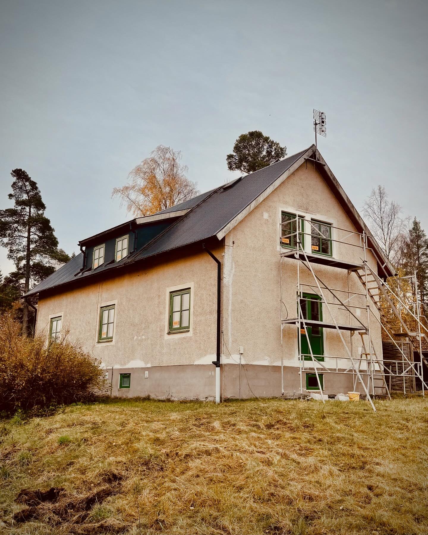 H&auml;r har vi v&aring;rt p&aring;g&aring;ende stora renoveringsprojekt. Pr&auml;starrendebostaden, Prarbo, som f&aring;r nya f&ouml;nster, trevlig uteplats och uppdaterade ytskikt f&ouml;r att passa barnfamiljen som ska flytta in n&auml;r projektet