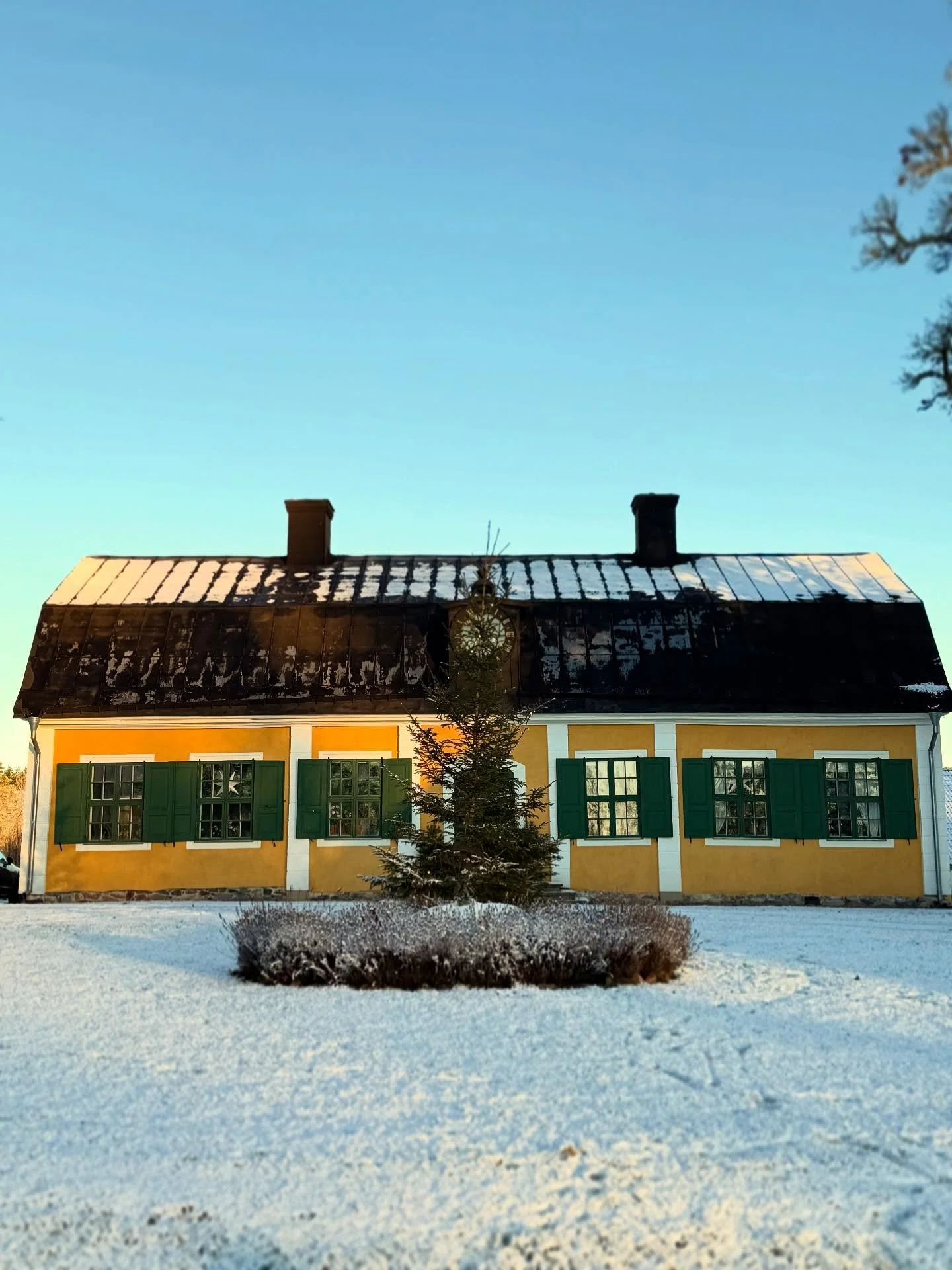 God Jul &ouml;nskar vi p&aring; Hargs Bruk 🎄 

Bilden &auml;r tagen p&aring; Christineholm, en g&aring;rd som ligger vid sj&ouml;n Erken i Stockholms l&auml;n. Eric Oxenstierna k&ouml;pte s&auml;teriet till Hargs Bruk &auml;r 1740 d&aring; vintrarna
