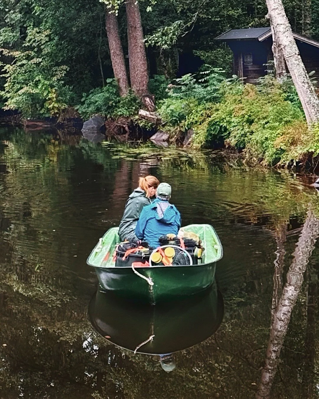 Kr&auml;fttradition p&aring; Hargs Bruk! 🦞
Varje &aring;r samlas personalen f&ouml;r kr&auml;ftfiske i sj&ouml;n V&auml;llen.

Vi delar upp oss i grupper och turas om att &aring;ka ut med tv&aring; b&aring;tar i taget under helgerna. P&aring; kv&aum