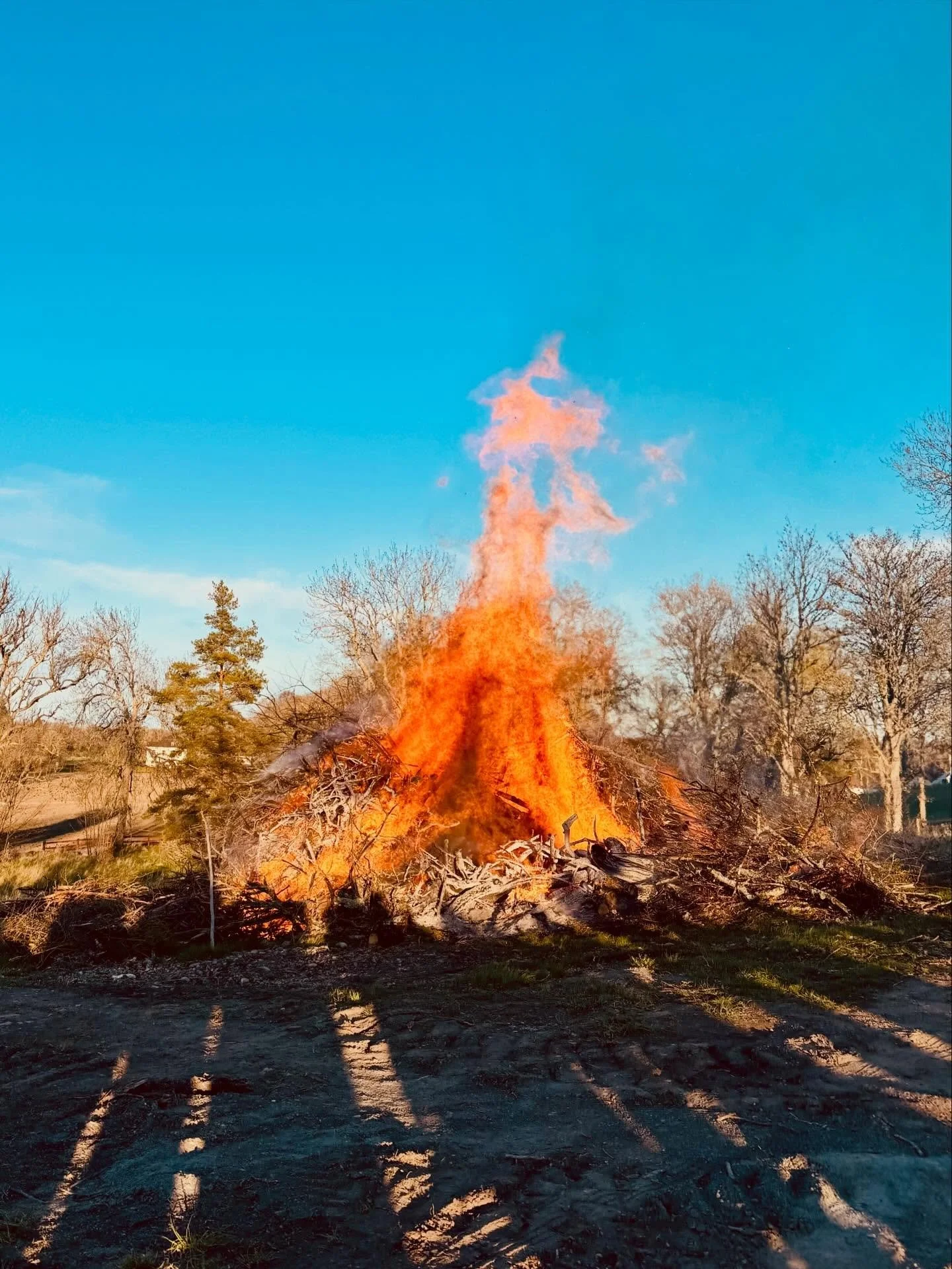 Fira valborgsm&auml;ssoafton i Harg! Kl 19 v&auml;lkomnar vi v&aring;ren med v&aring;rtal, alls&aring;ng och t&auml;nder brasan uppe vid Hargs Kyrka! Varmt v&auml;lkomna!