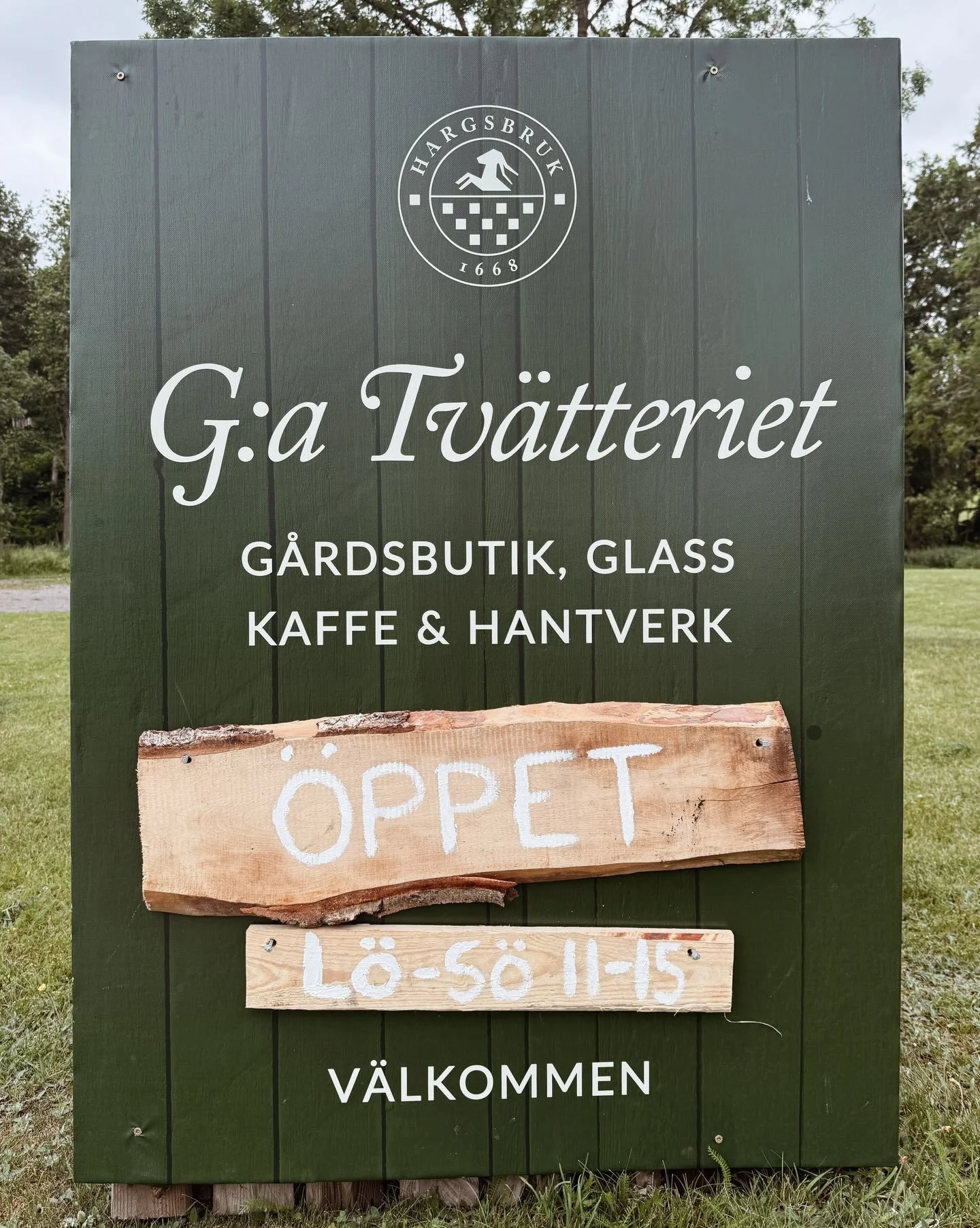 Vi &ouml;ppnar g&aring;rdsbutik och fik! 
Idag premi&auml;r&ouml;nppnar vi G:a Tv&auml;tteriet d&auml;r ni kan hitta k&ouml;tt f&ouml;r sommarens grillning fr&aring;n vildsvin och v&aring;ra egna kossor, V&auml;dd&ouml;glass och ost samt mycket annat