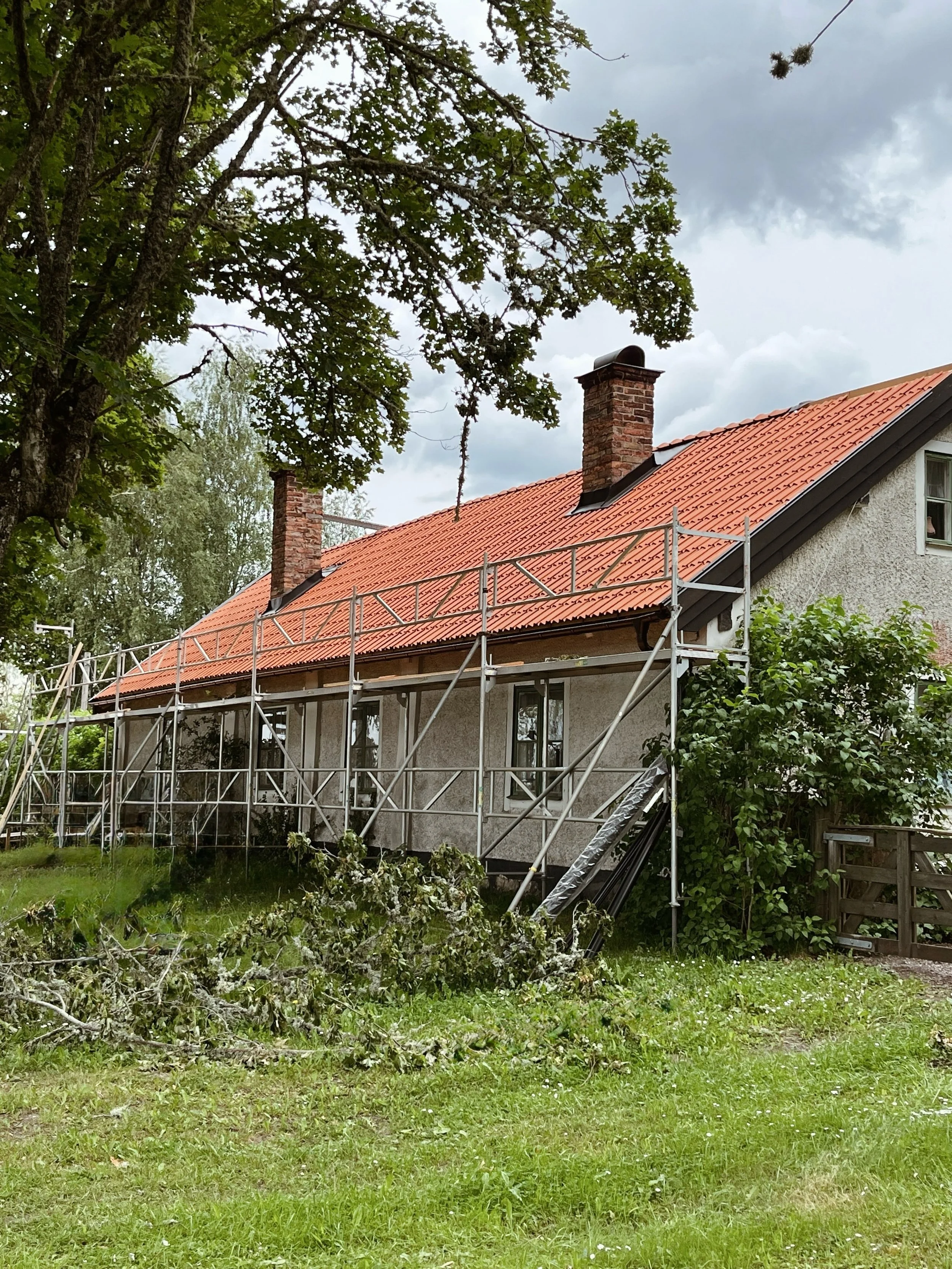 Nytt tak p&aring; &Ouml;stra &Auml;ngstorp! Detta &auml;r ett av de stora projekt som fastighetsavdelningen avslutade innan sommaren. Taket p&aring; ett av v&aring;ra fritidshus i bruket lades om och byttes till nytt lertegel. Vi brukar s&auml;ga att