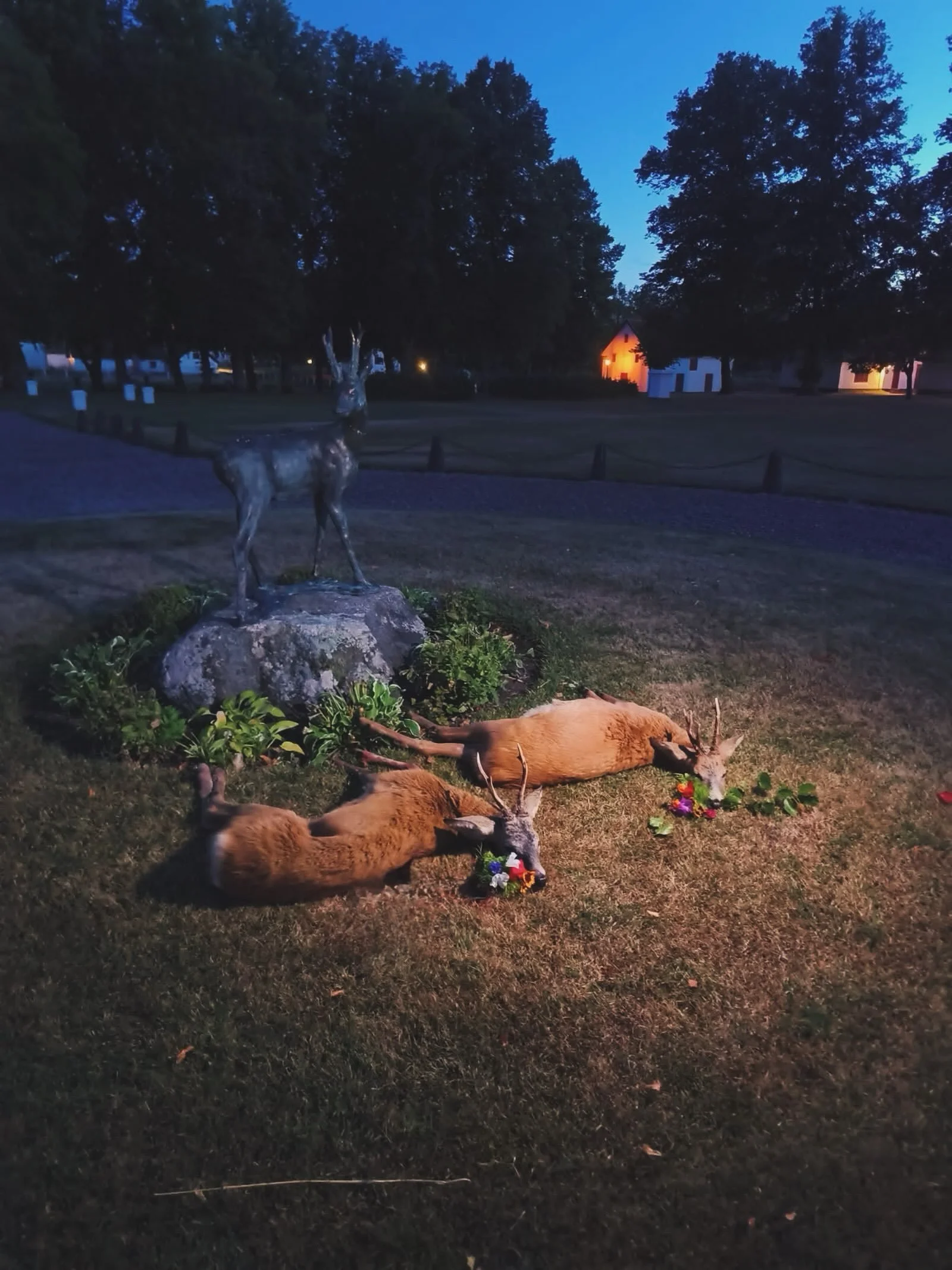 Jaktparad f&ouml;r att hedra viltet. Vi hade tv&aring; g&auml;ster som sm&ouml;g p&aring; r&aring;bock och b&aring;da fick jaktlycka. Tack till Johan Melvin f&ouml;r bra guidning och en vacker parad med fint blomster fr&aring;n blomster&auml;ngen! 

