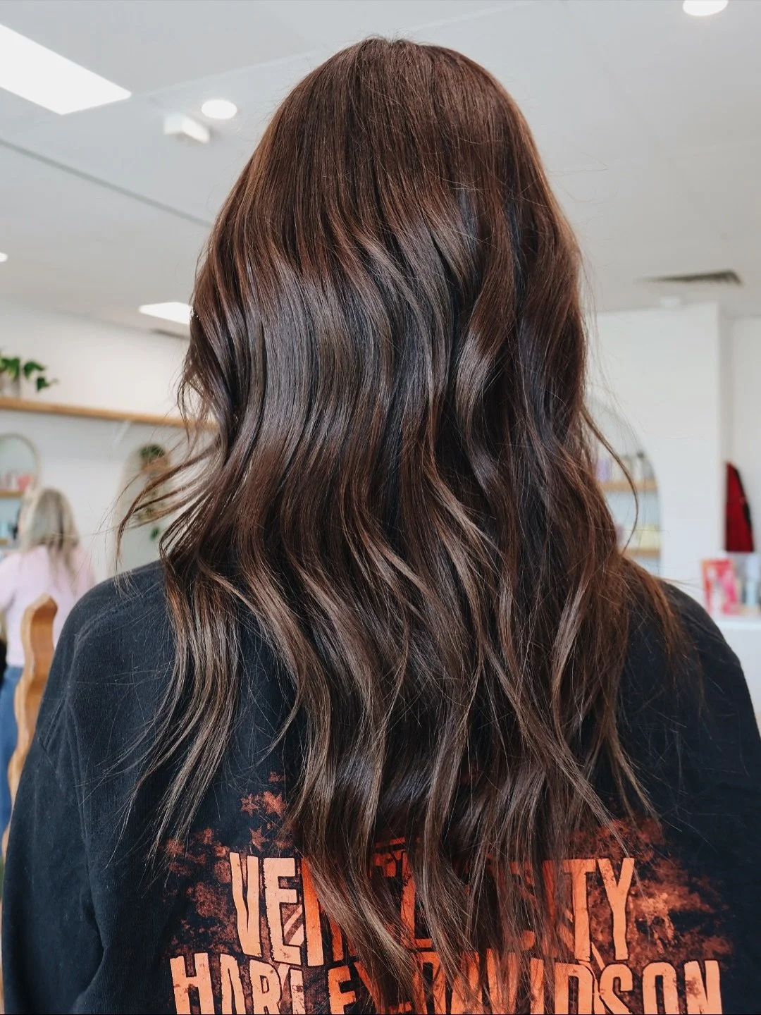 M O C H A  M O U S E 🍫 Pantone&rsquo;s colour of the year is the perfect shade of brown for @brookekm_ 
Colour by @elyselouise_salonalias 
Style by @emma_salonalias