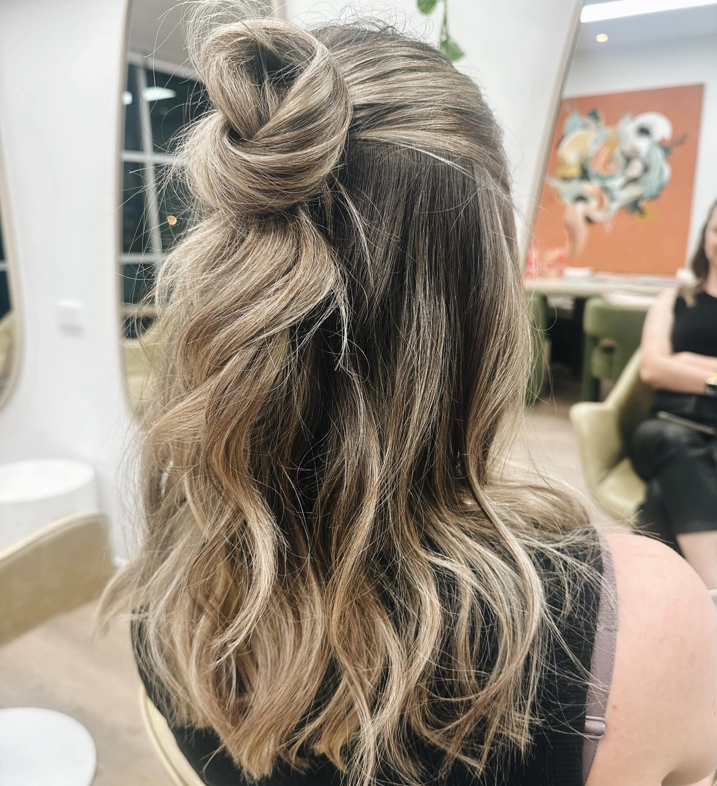 Textured upstyle by @elyselouise_salonalias 🤍