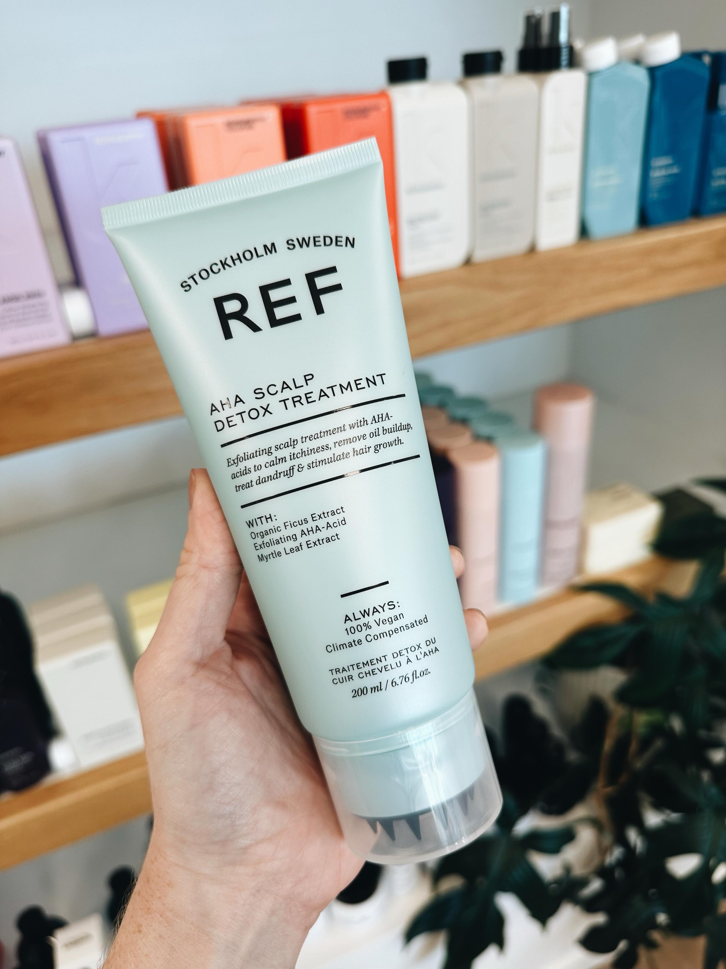 Is your scalp needing a little love? 
Meet our new best friend  @refstockholmofficial AHA scalp detox treatment ✨

&bull; Exfoliates buildup and flakes
&bull; Rebalances oil production
&bull; Supports a healthy scalp microbiome
&bull; Calms irritatio