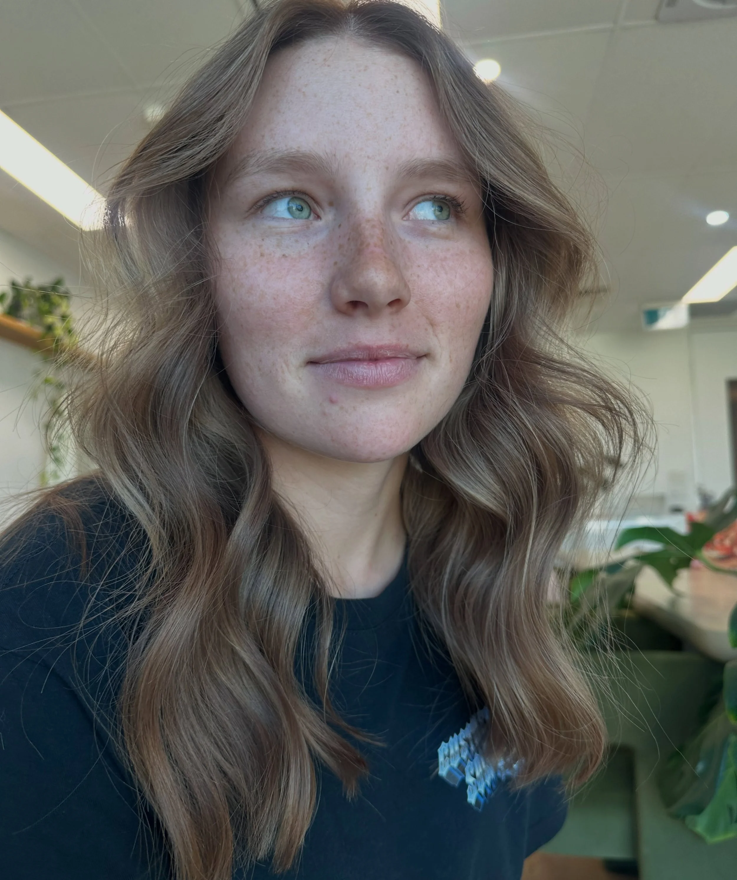 Blonde to bronde 🤎

A soft way to go darker keeping dimension and texture!

Colour, cut and styling - @elyselouise_salonalias