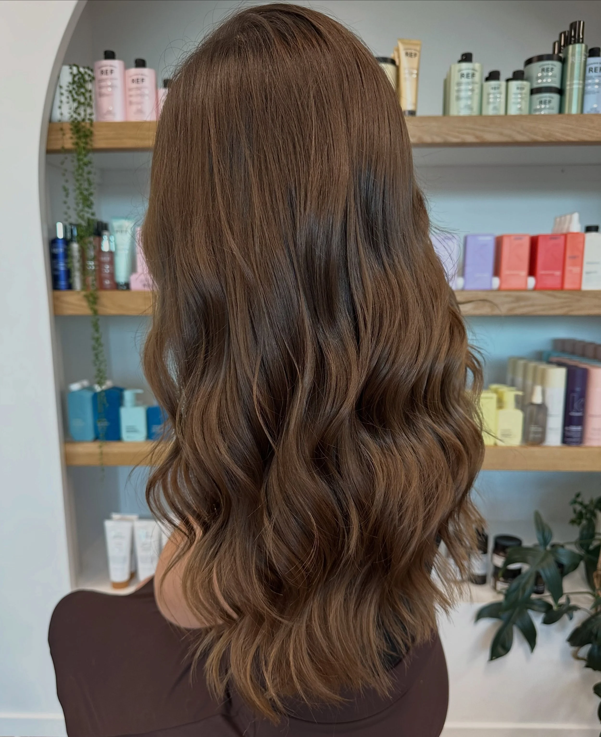 Dimensional chocolate brunette 🤎

Colour &amp; styling - @emma_salonalias 

Emma is on floor and ready to create your perfect brunette!