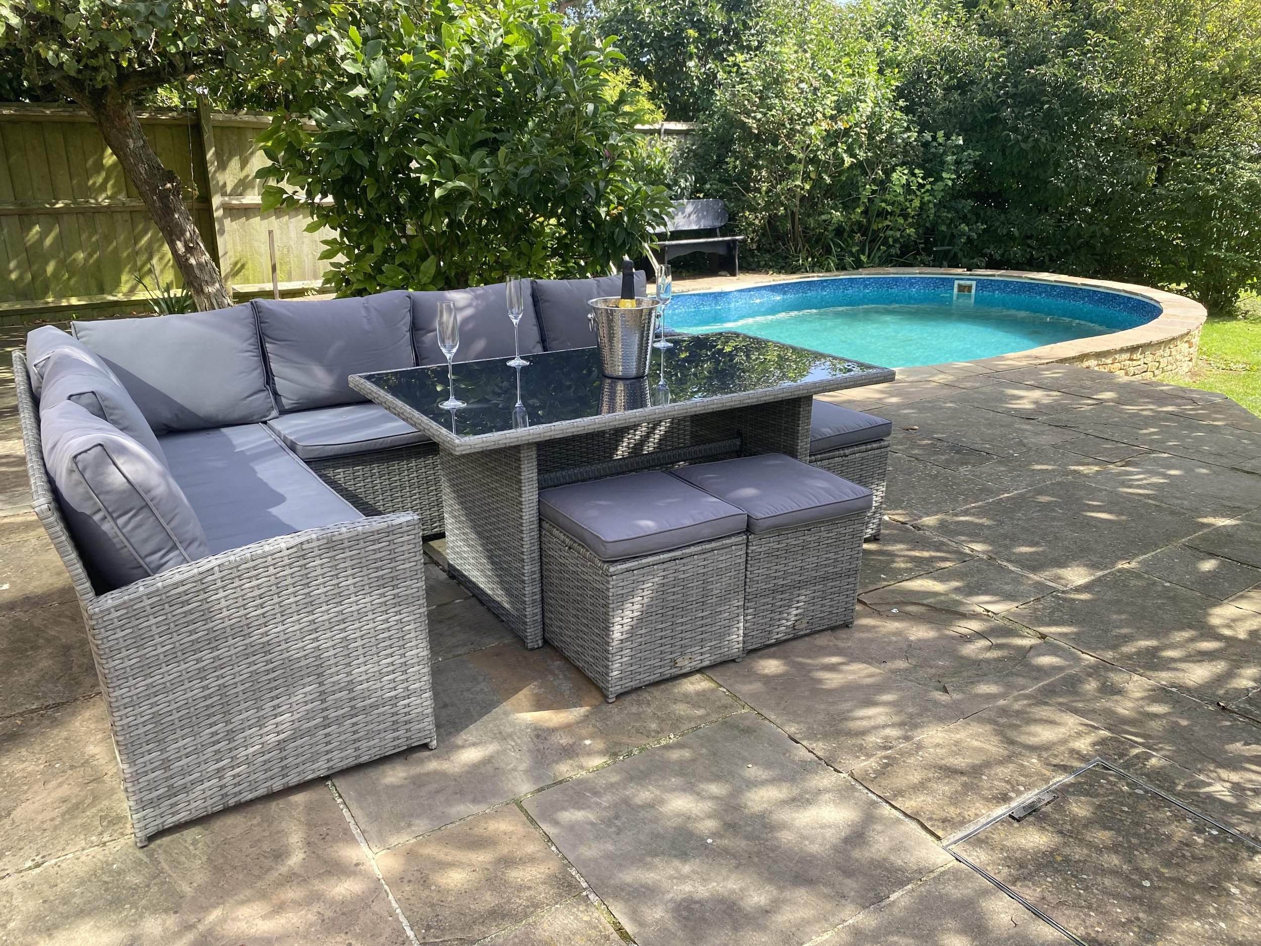 Private swimming pool and garden leading off patio area that adjoins open plan dining area from main house. A lovely spot for your holiday in the Cotswolds.