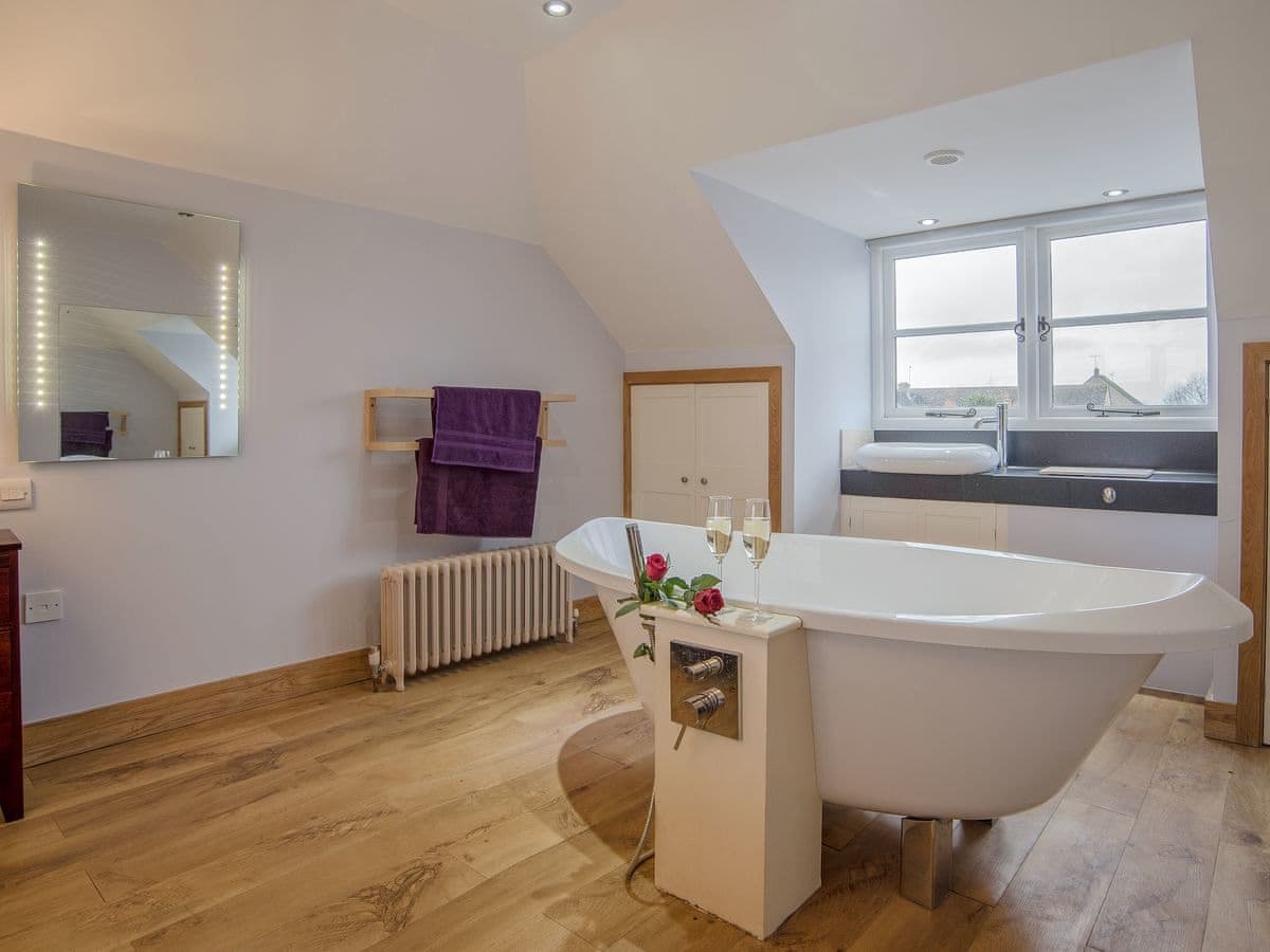 Bath in the primary bedroom suite of Cotswold self catering rental
