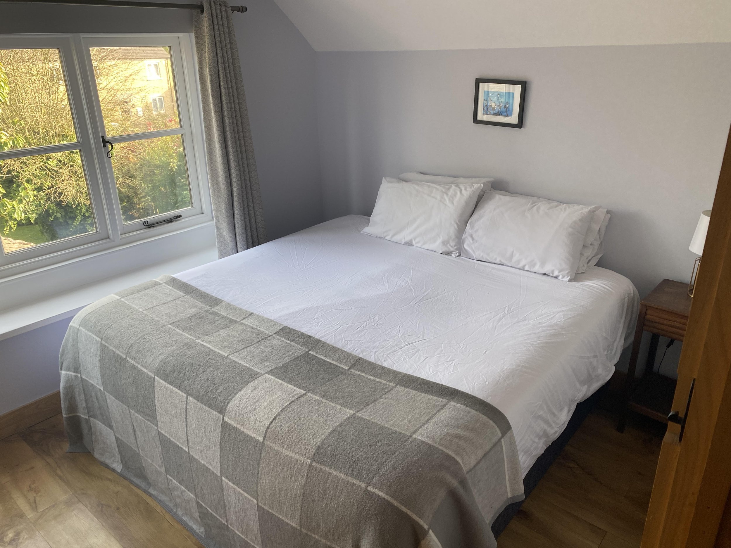 Superking bed, which can be split into 2 x single beds overlooking the garden, located in Kingham holiday cottage.
