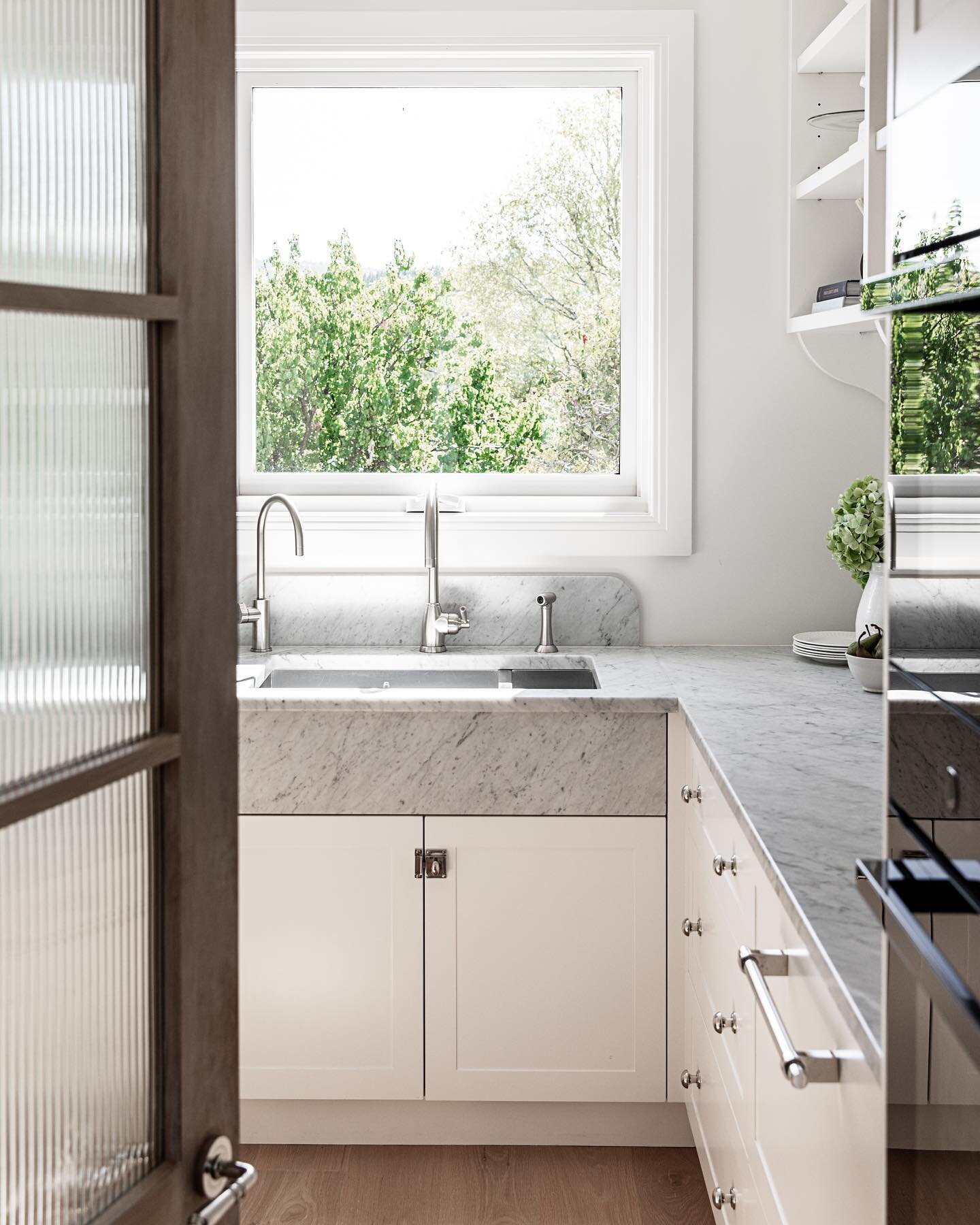 Behind the door&hellip; A pretty but functional pantry. Perfect for hiding small appliances, mess or your secret treat stash!
.
.
.
.
.
#kitchendesign #kitchen #interiordesign #interiorinspo #interiorstyle #countryliving #pantry #honedesign #interior