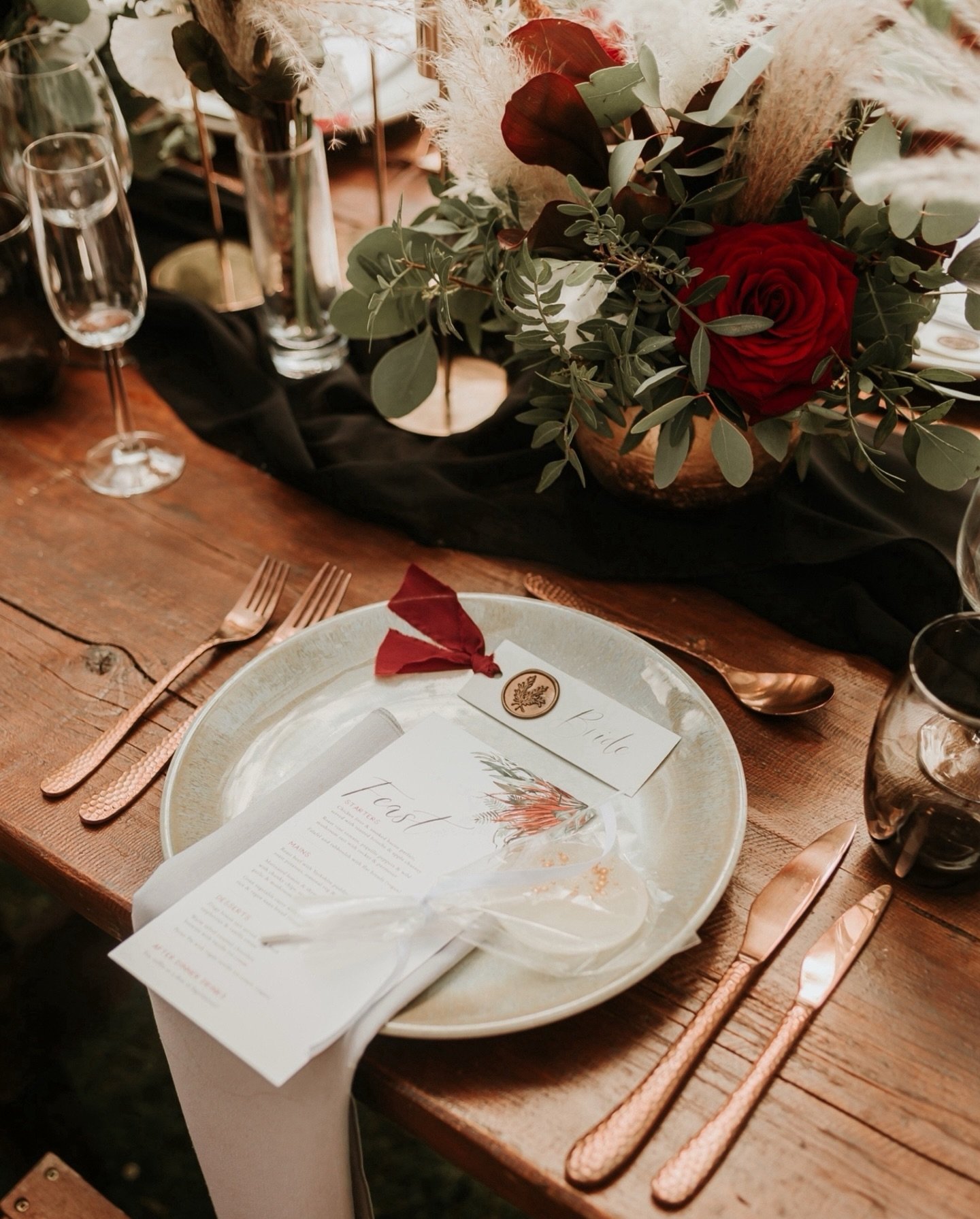 Transform your reception tables and tie everything together with beautiful on the day wedding stationery. These Savanna Collection menus were paired with pale grey card place names finished with gold wax seals and burgundy silk ribbon. 🌹

&mdash;

P