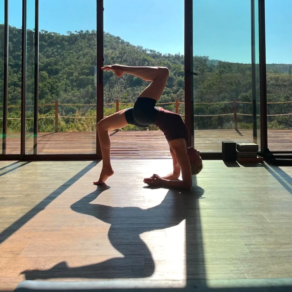 Soaking up the sunshine and sending you all the best weekend vibes ☀️

What kind of yoga or movement are you flowing into? 🧘&zwj;♀️✨