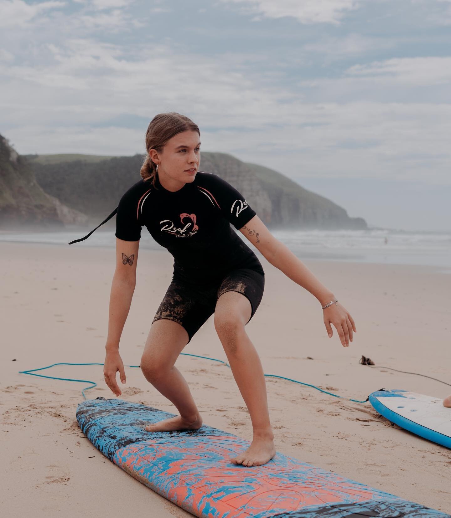 Let&rsquo;s surf. 🌊 Gisteren hebben we een surfles gehad van @chadschalkwyk_  in Coffee Bay.
Bij iedereen ging het ontzettend goed, iedereen stond vrij snel al op z&rsquo;n bord! 🏄🏼 Dat smaakt naar meer, let&rsquo;s catch some waves.