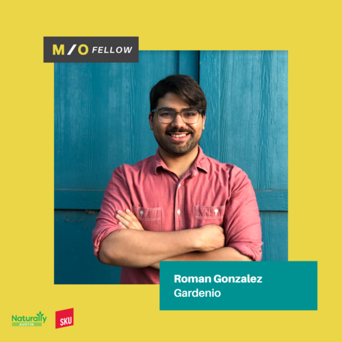 Portrait of Roman Gonzalez Gardenio smiling with crossed arms in front of a blue wooden background, wearing glasses and a pink shirt, on a yellow and teal graphic design background with text and logos.
