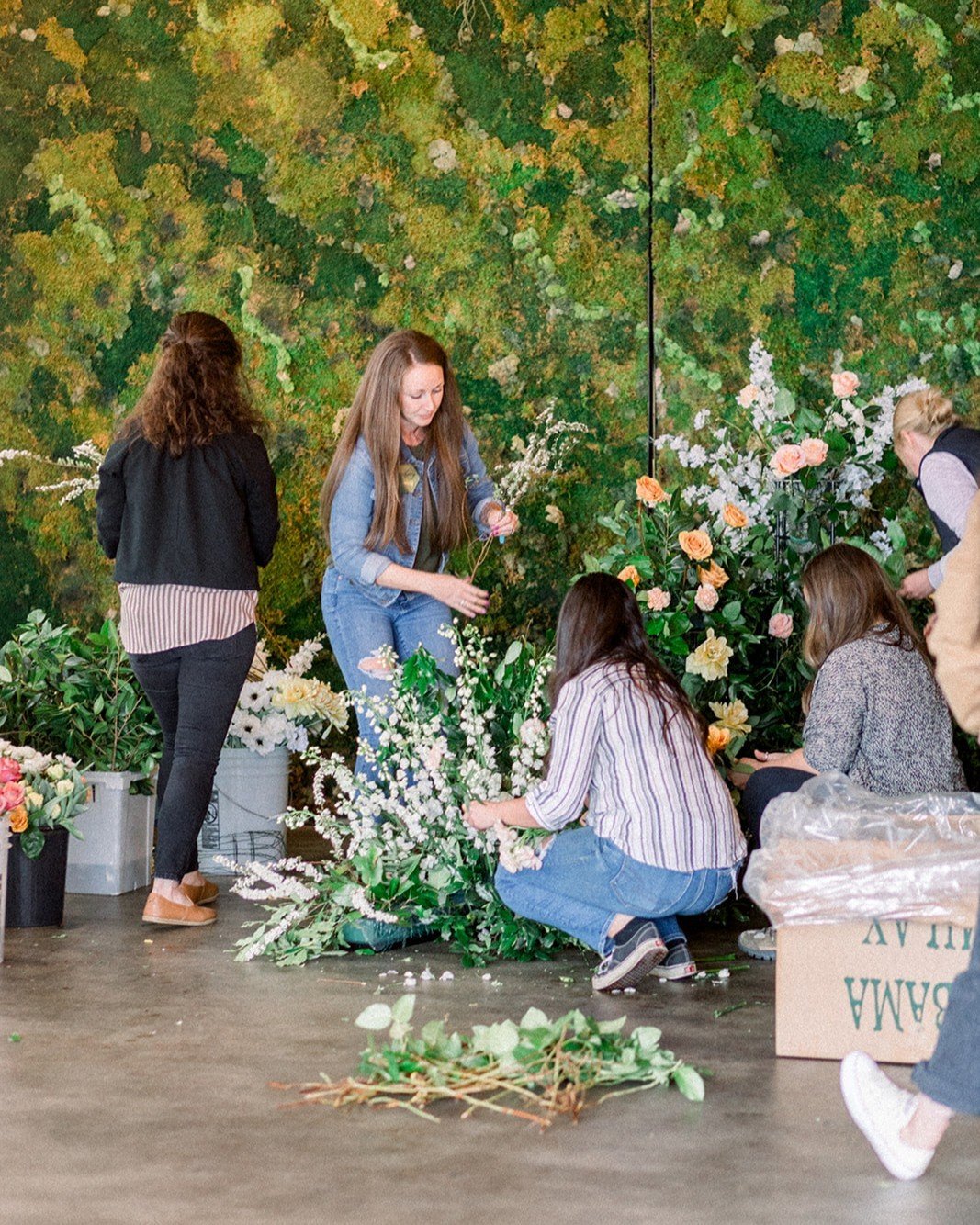 Our attendees had the opportunity to work with Cheri of @southerncharmcolorado on a ceremony hedge. I've noticed the popularity of being surrounded by flowers increasing so I wanted everyone to be a part of the creation! Cheri did a stellar job in ma